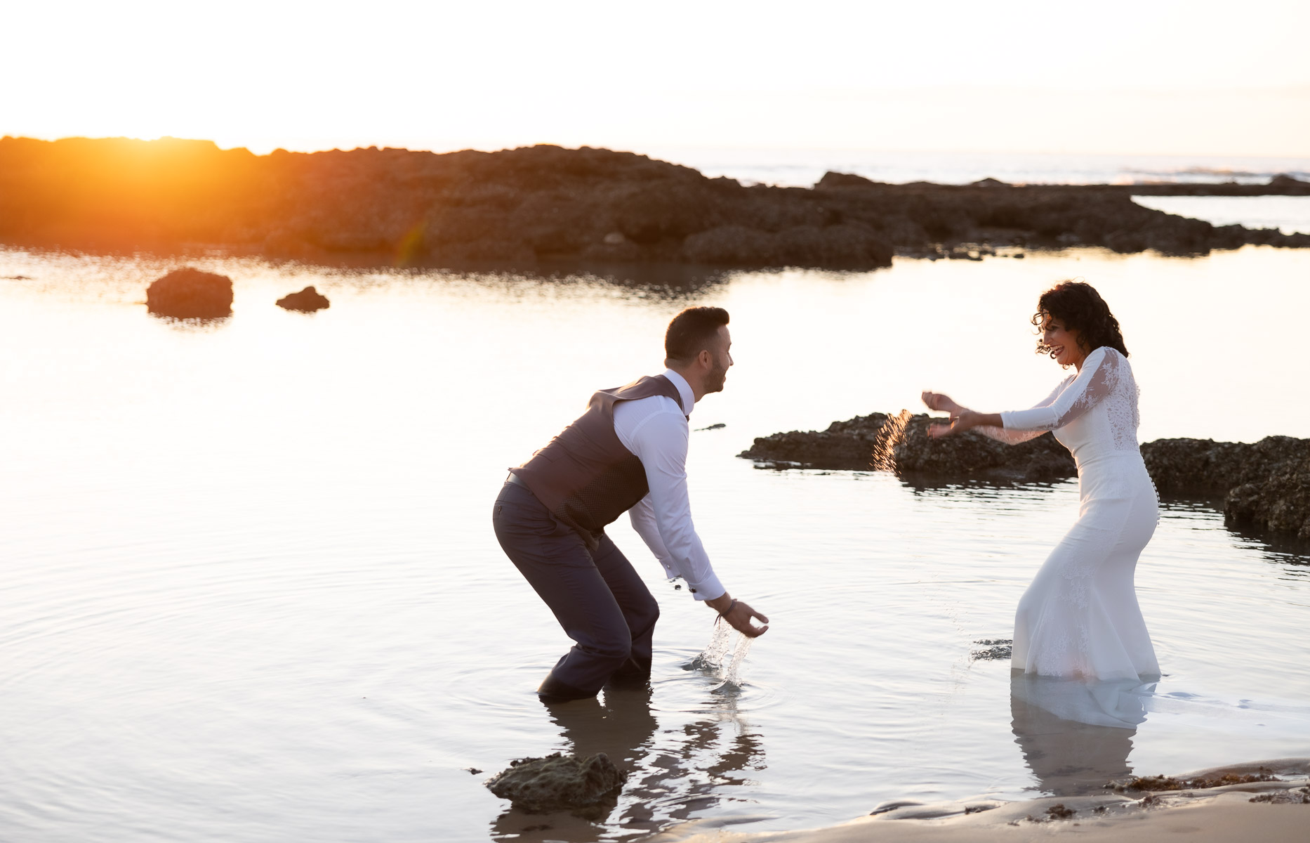 Sesión Post Boda en la Playa de la Muralla. Mª Paz y Borja. © 2023 Foto Alba