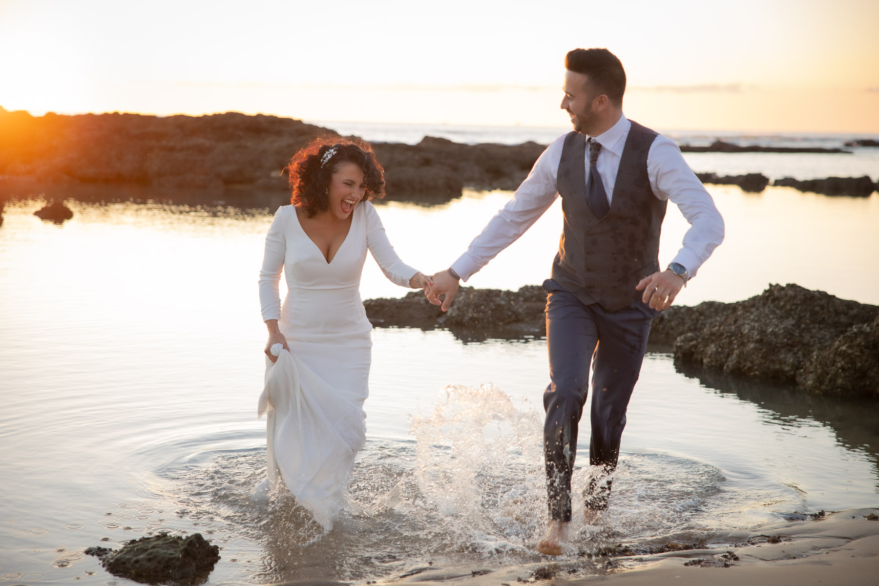 Sesión Post Boda en la Playa de la Muralla. Mª Paz y Borja. © 2023 Foto Alba