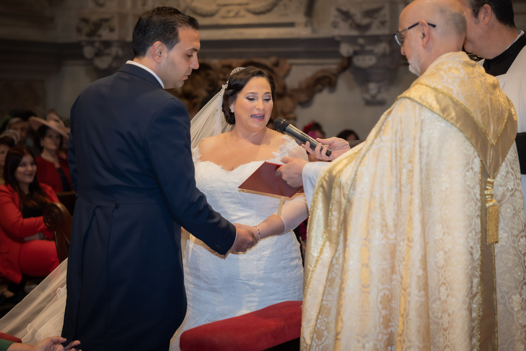 Novios durante la ceremonia en su boda en la Catedral de Sevilla
