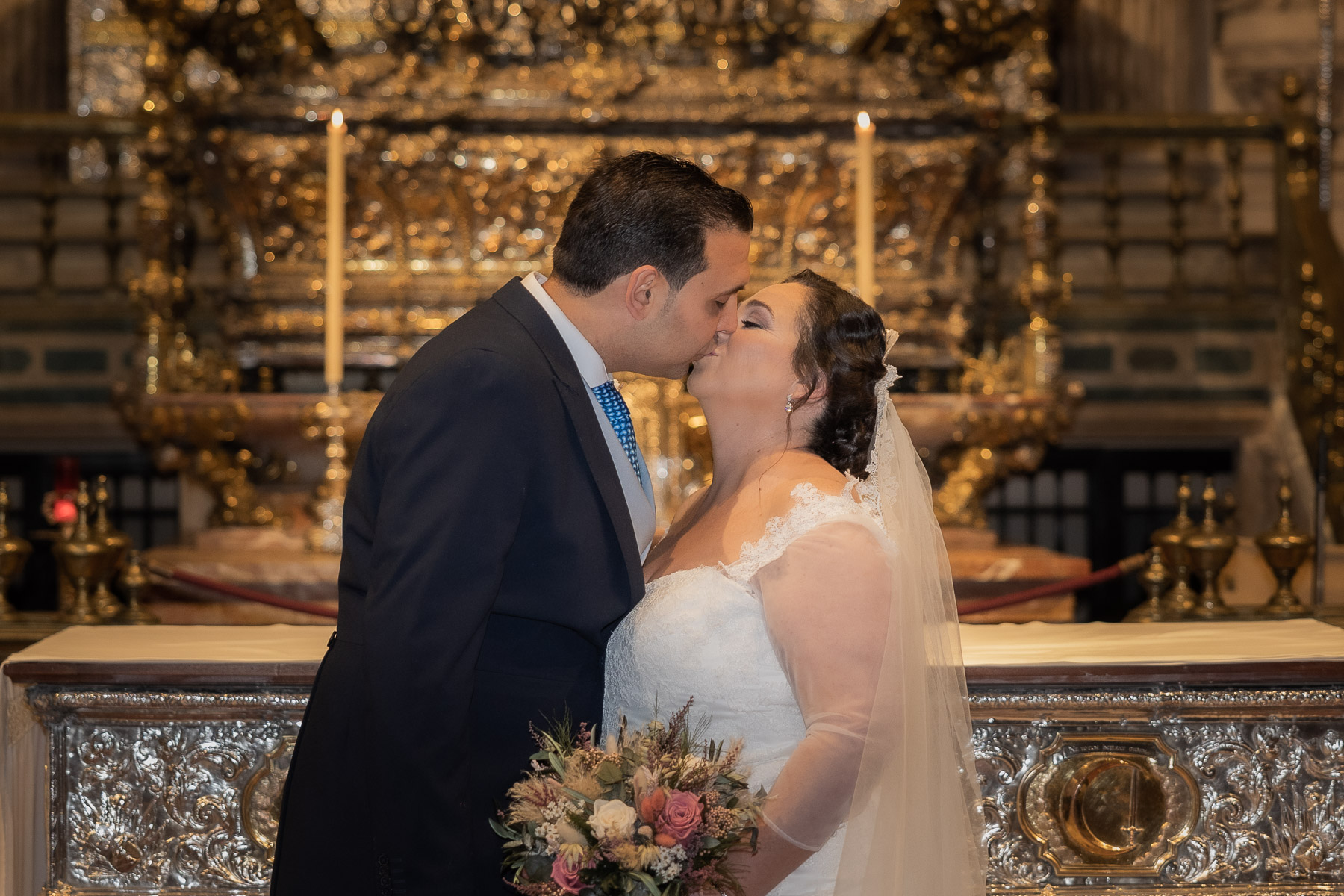 Novios besándose en su boda en la Catedral de Sevilla