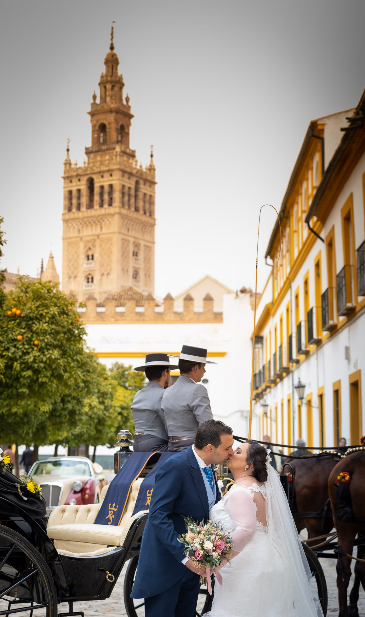 Sesión de fotos de exteriores a la pareja. Boda en Sevilla