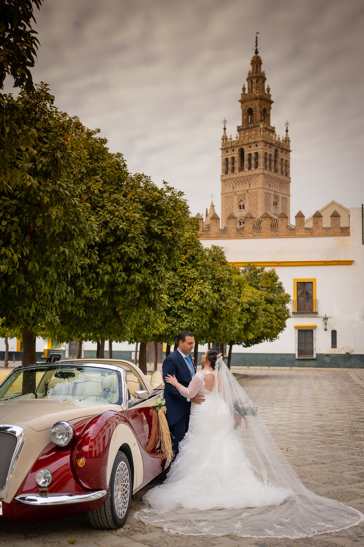 Sesión de fotos de exteriores a la pareja. Boda en Sevilla