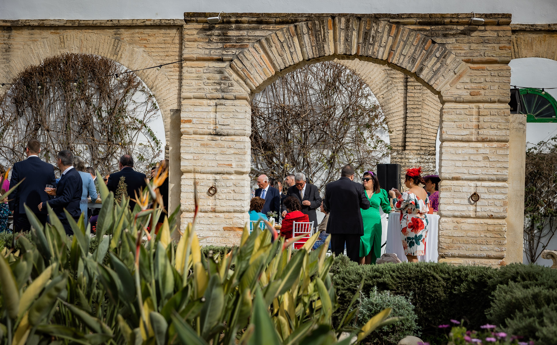 Patio exterior para el coctel.  Hacienda Torre de las Arcas. Boda en Sevilla