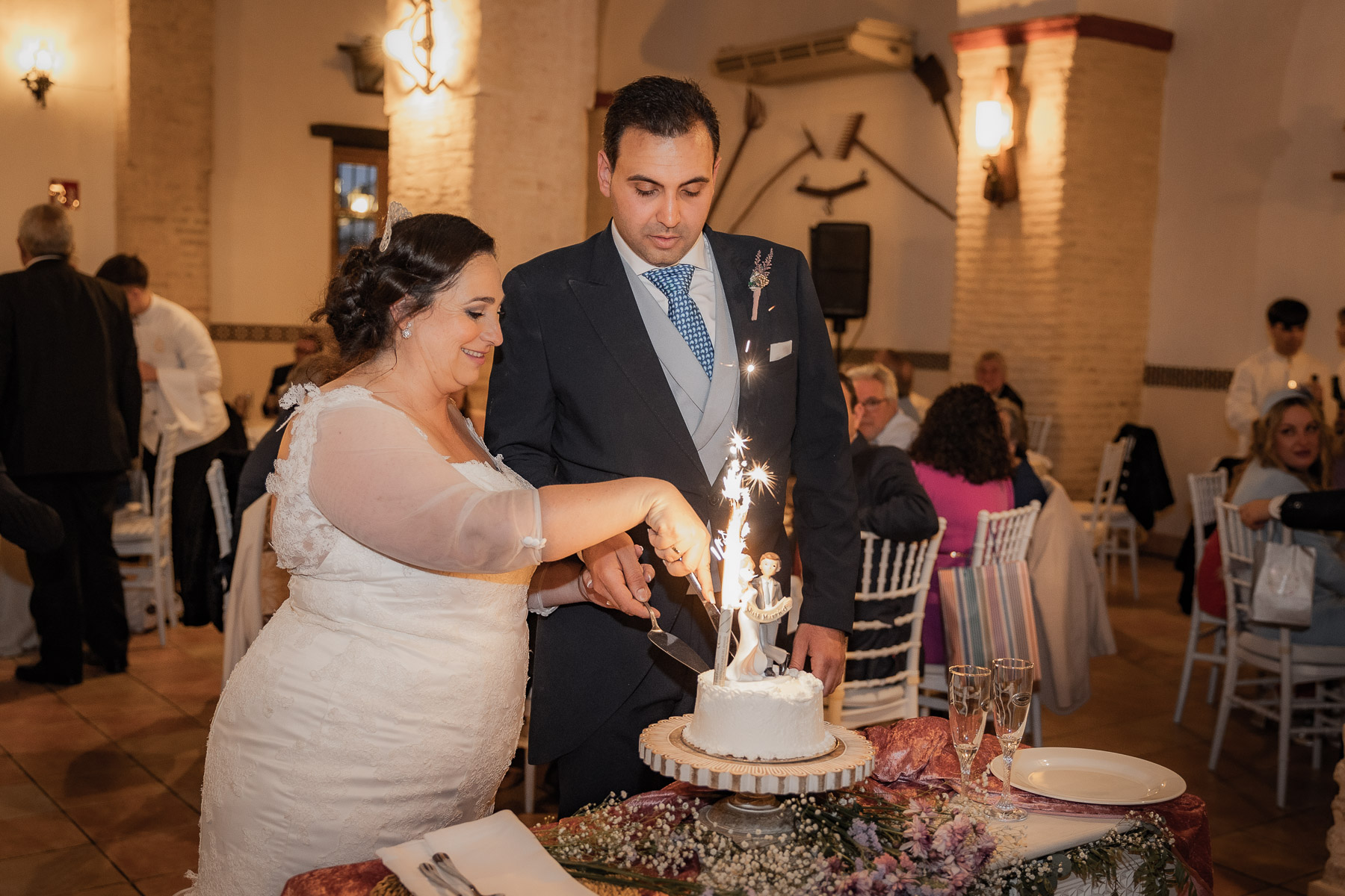 El crote de la tarta durante el banquete