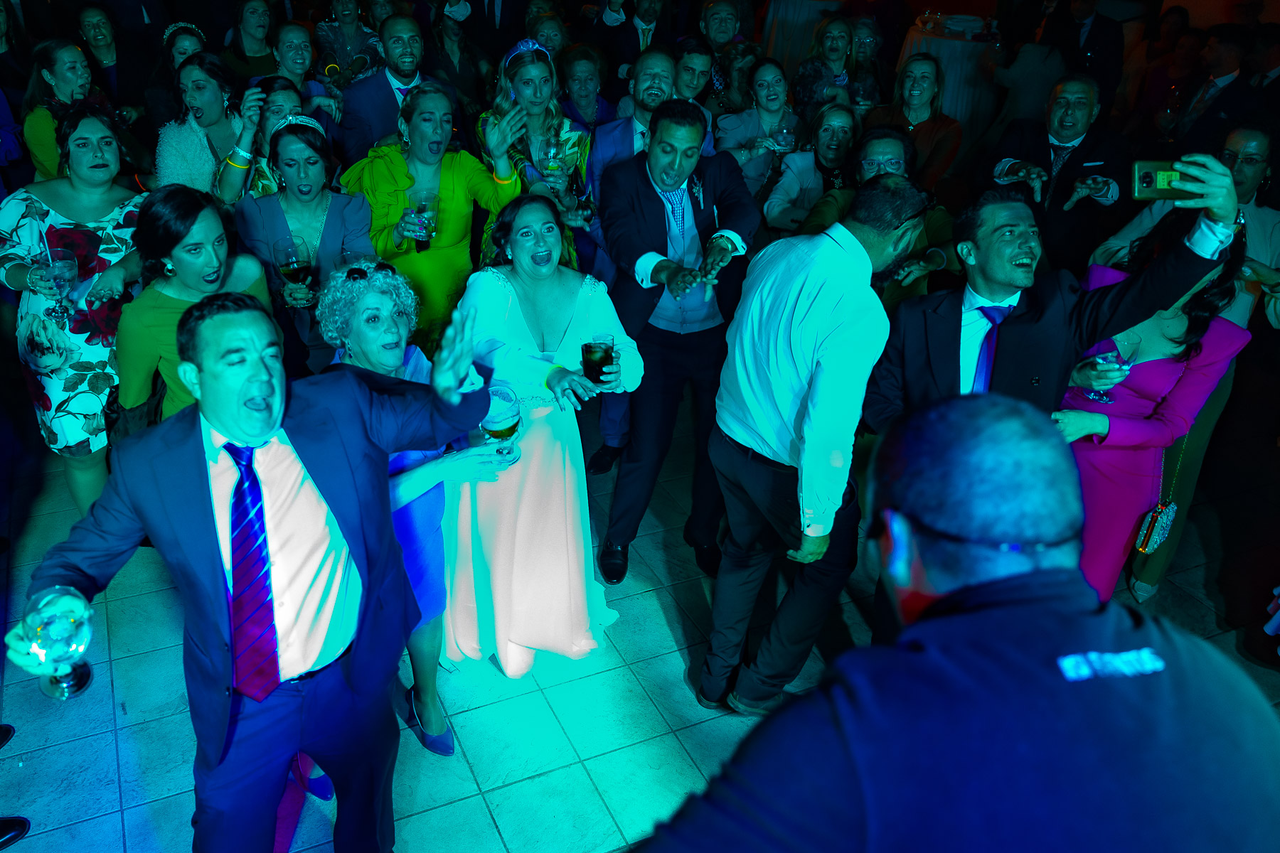 invitados celebrando la fiesta