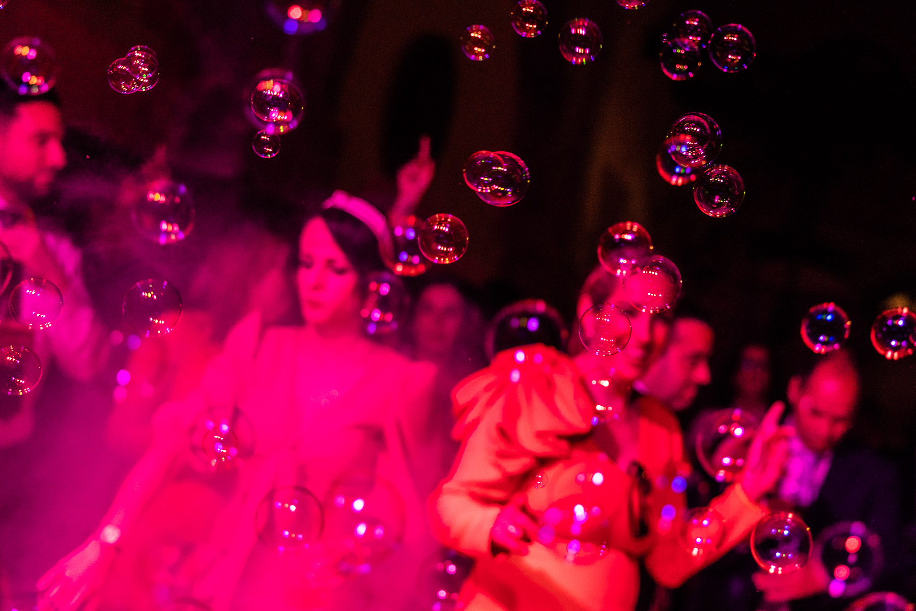 invitados celebrando la fiesta