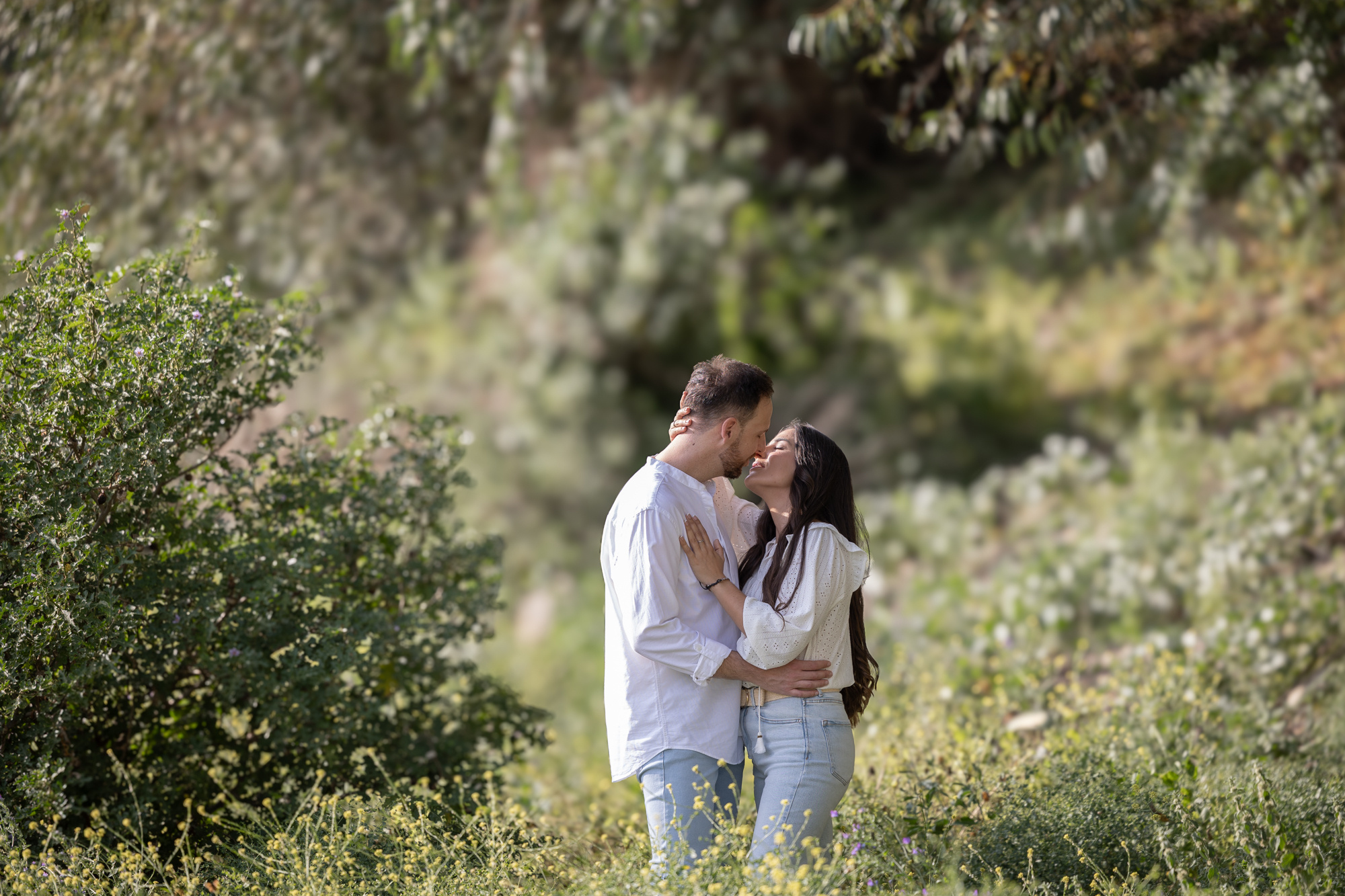 Miradas de amor en un campo primaveral, sesión preboda en Cádiz