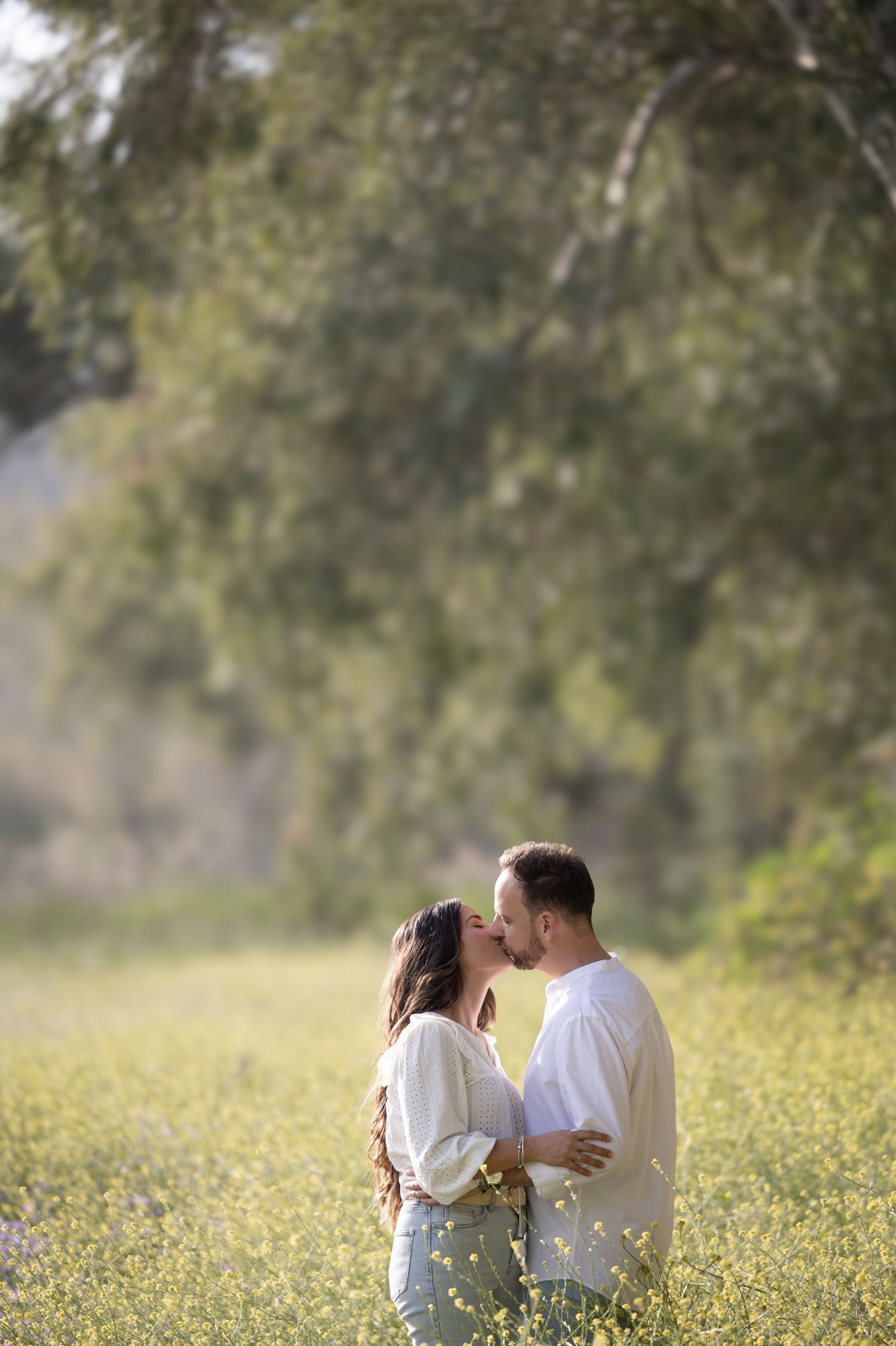 Pareja posando con un fondo de árboles en su sesión preboda en Cádiz