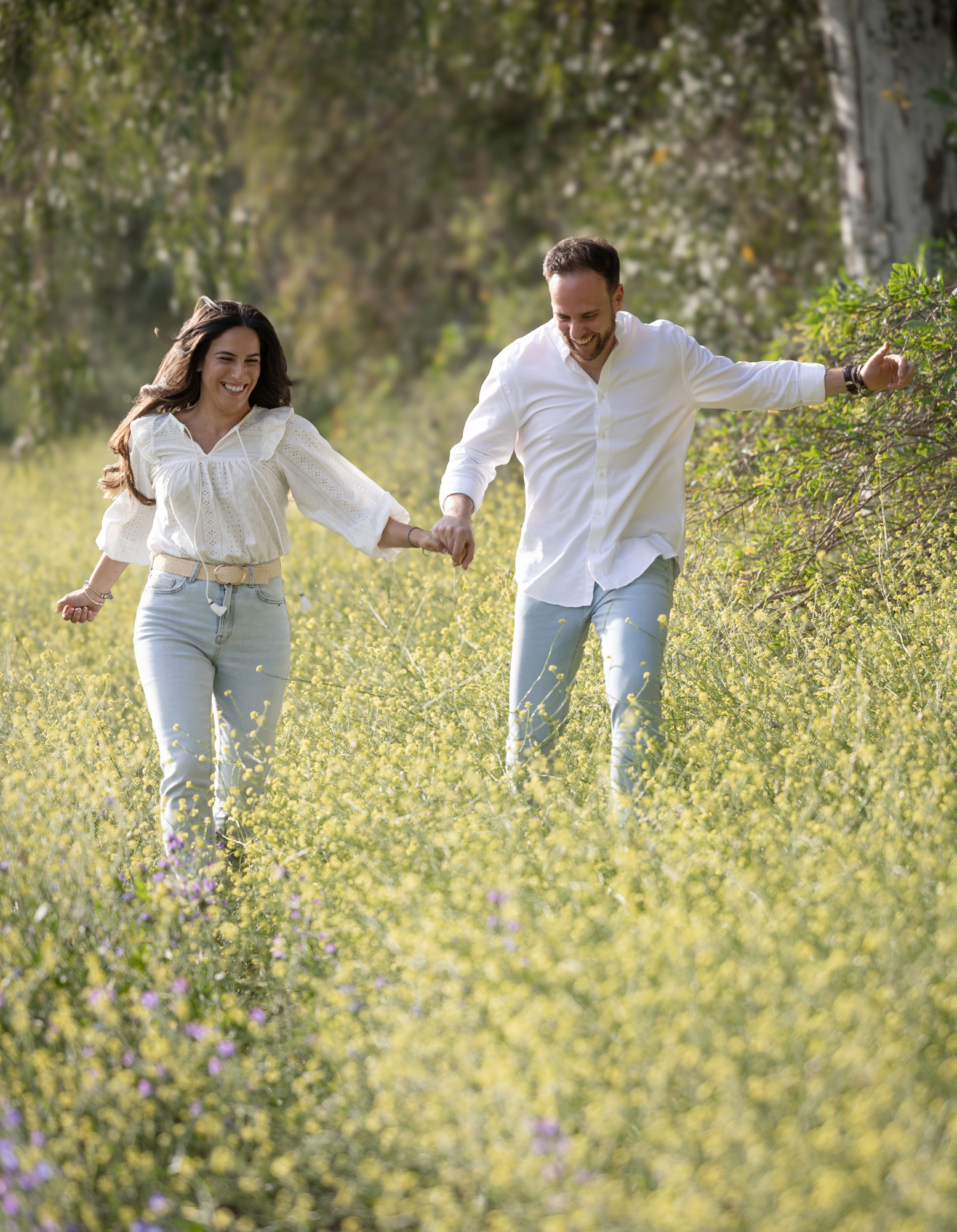 Lidia y Daniel corriendo por la naturaleza de Arcos, Cádiz
