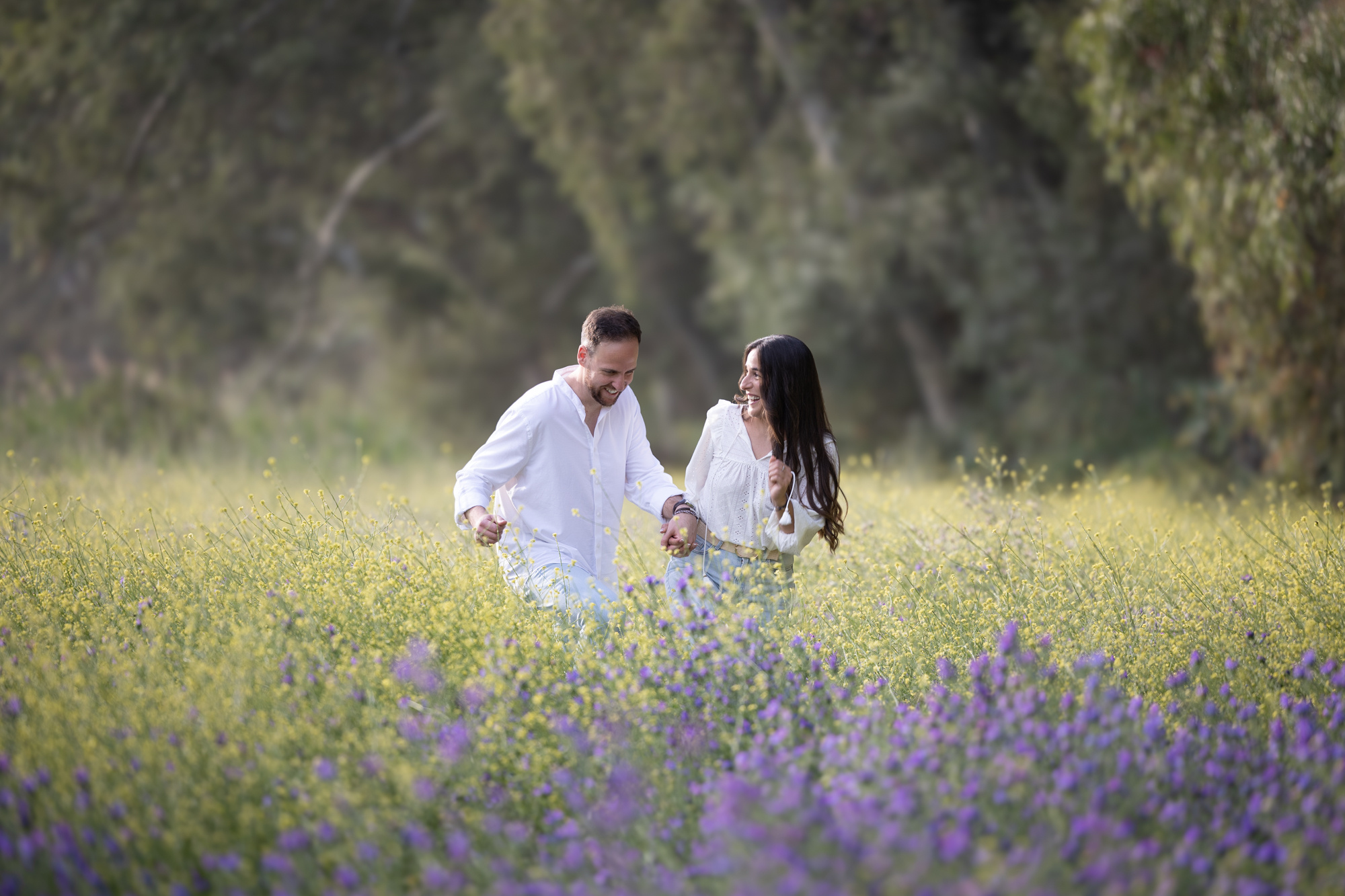 Lidia y Daniel corriendo entre las flores y disfrutando de su sesión preboda