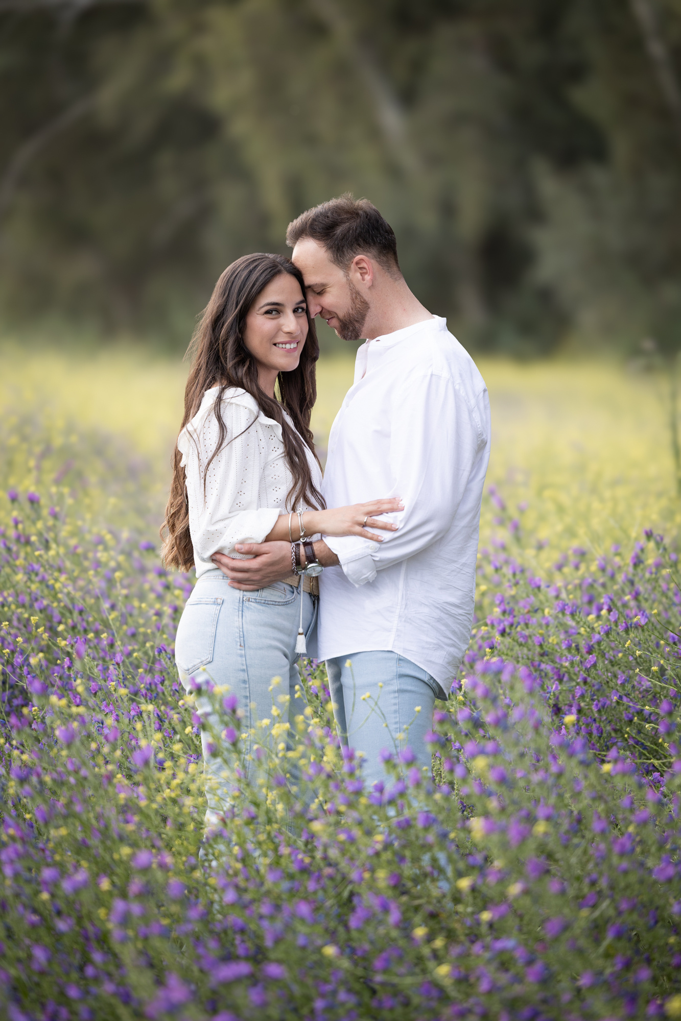 Retrato a una pareja de novios en el campo en la sesión de fotos preboda