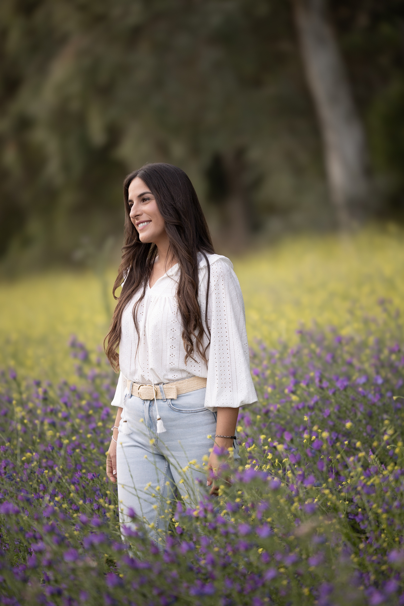 Retrato a Lidia en la naturaleza durante la sesión preboda en Arcos (Cádiz)