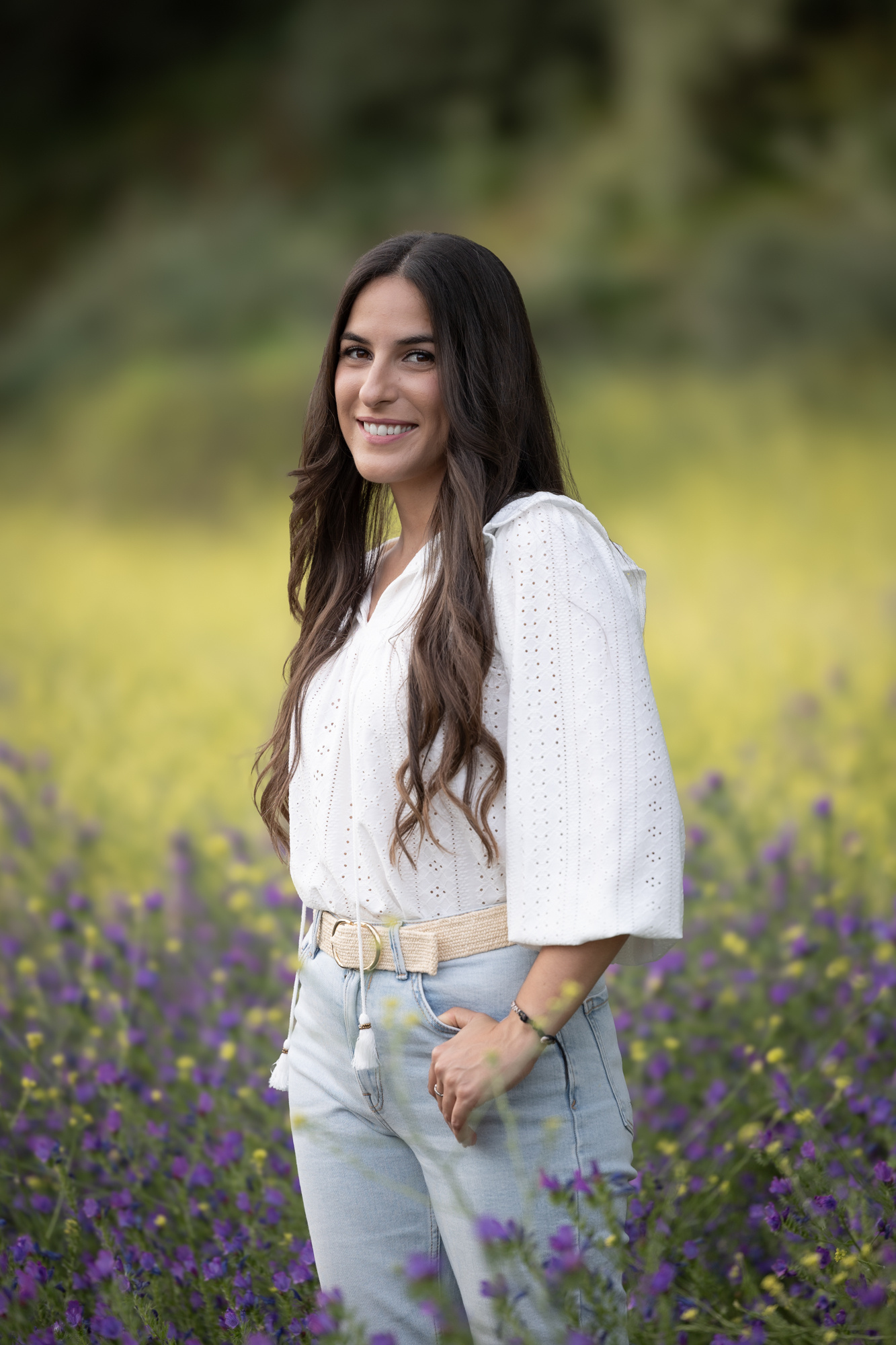 Retrato a Lidai con un fondo desenfocado de flores amarill. Sesión Preboda Andalucía