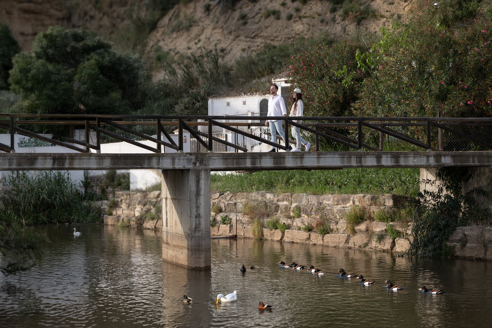 Lidia y Daniel cruzando un puente de madera en su preboda en Arcos, Cádiz, Andalucía