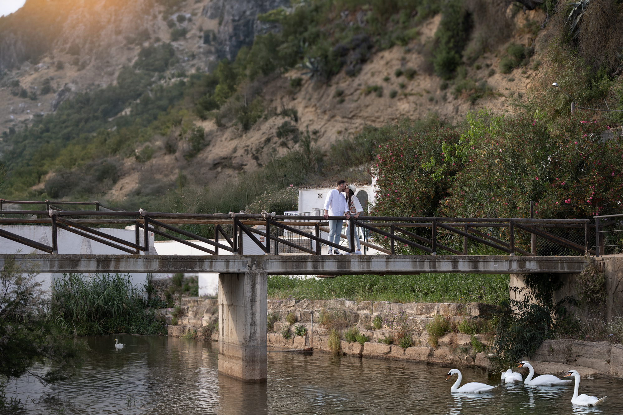 Romanticismo rural: Lidia y Daniel en un puente de madera en su preboda