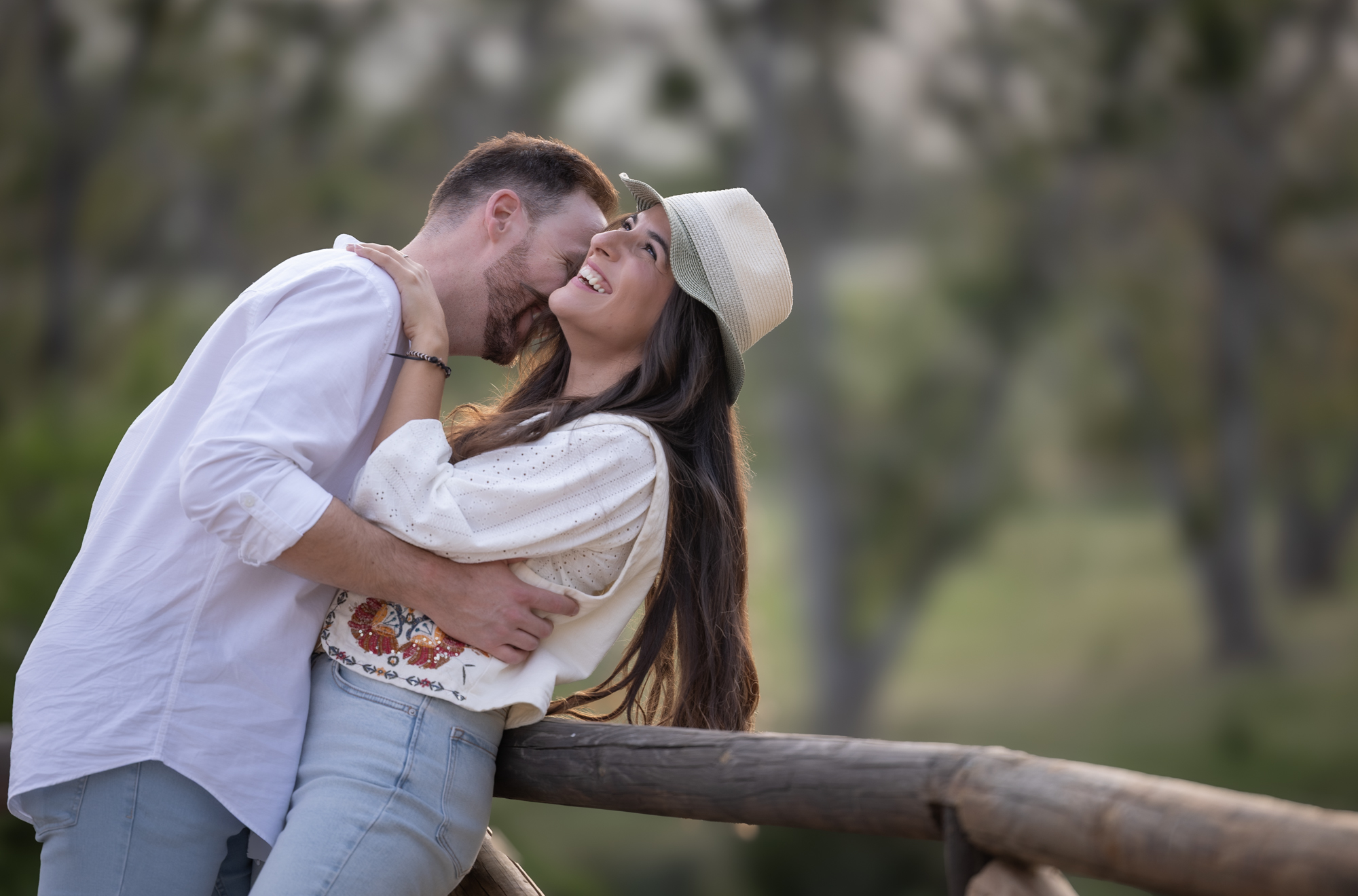 Momento espontáneo: Lidia y Daniel riendo en su sesión preboda