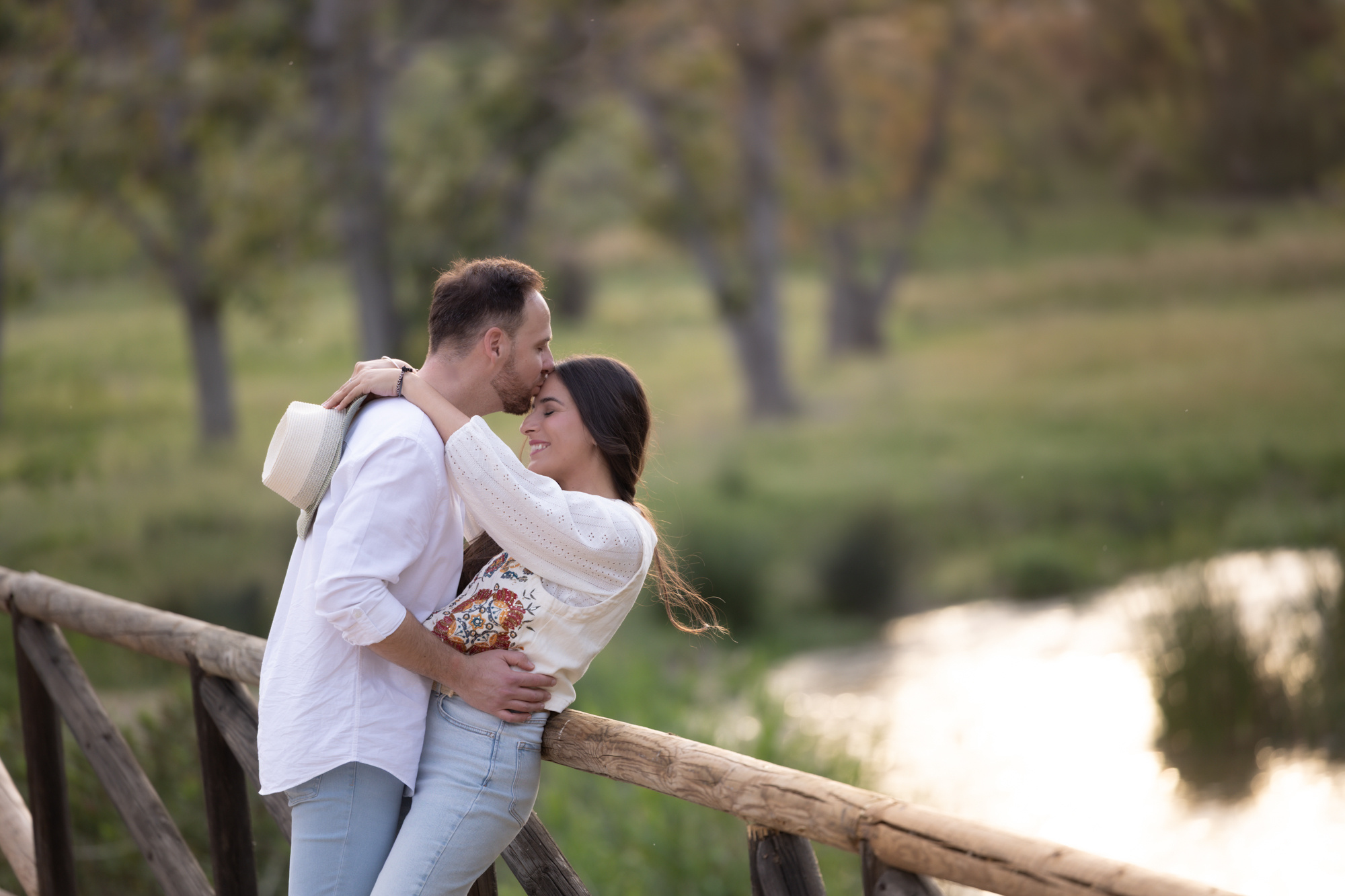 Momento que enamoran: Lidia y Daniel riendo en su sesión preboda