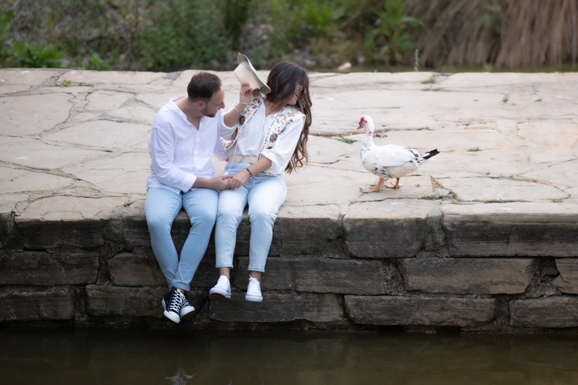 Nosvios se divierten con un pato que se les acerca, sesión preboda en Cádiz