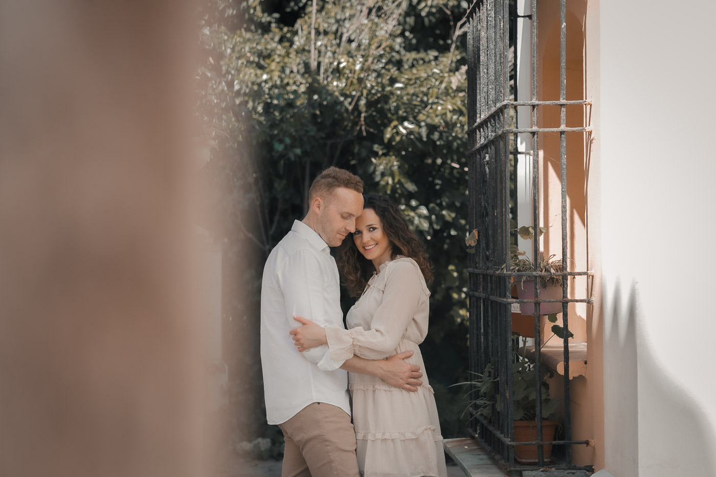 Preboda en El Puerto de Santa María. La pareja de novios posan abrazados. Fotos de Boda en Cádiz 