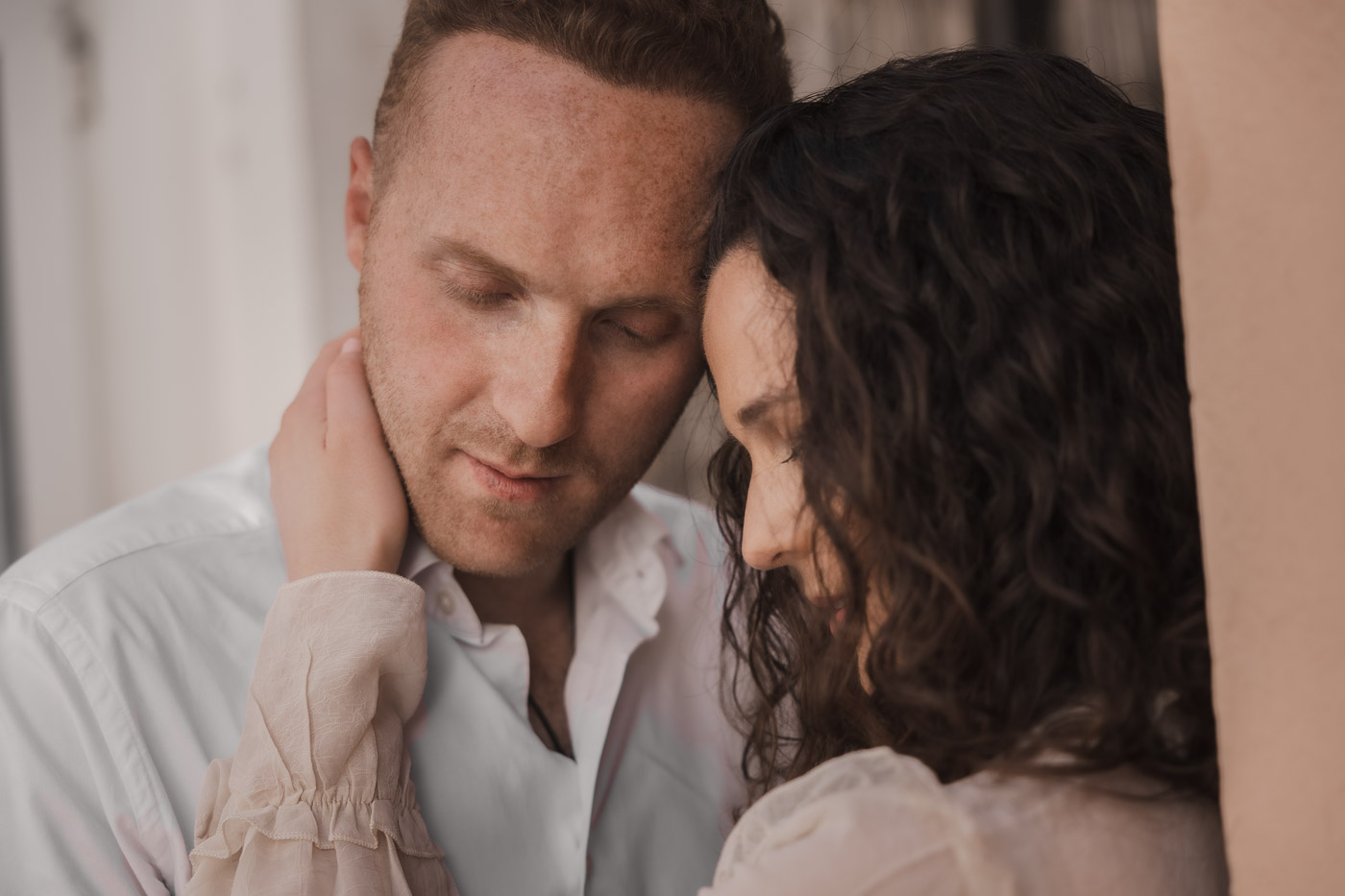 Paraeja de novios abrazados en su sesión Preboda en El Puerto, Cádiz