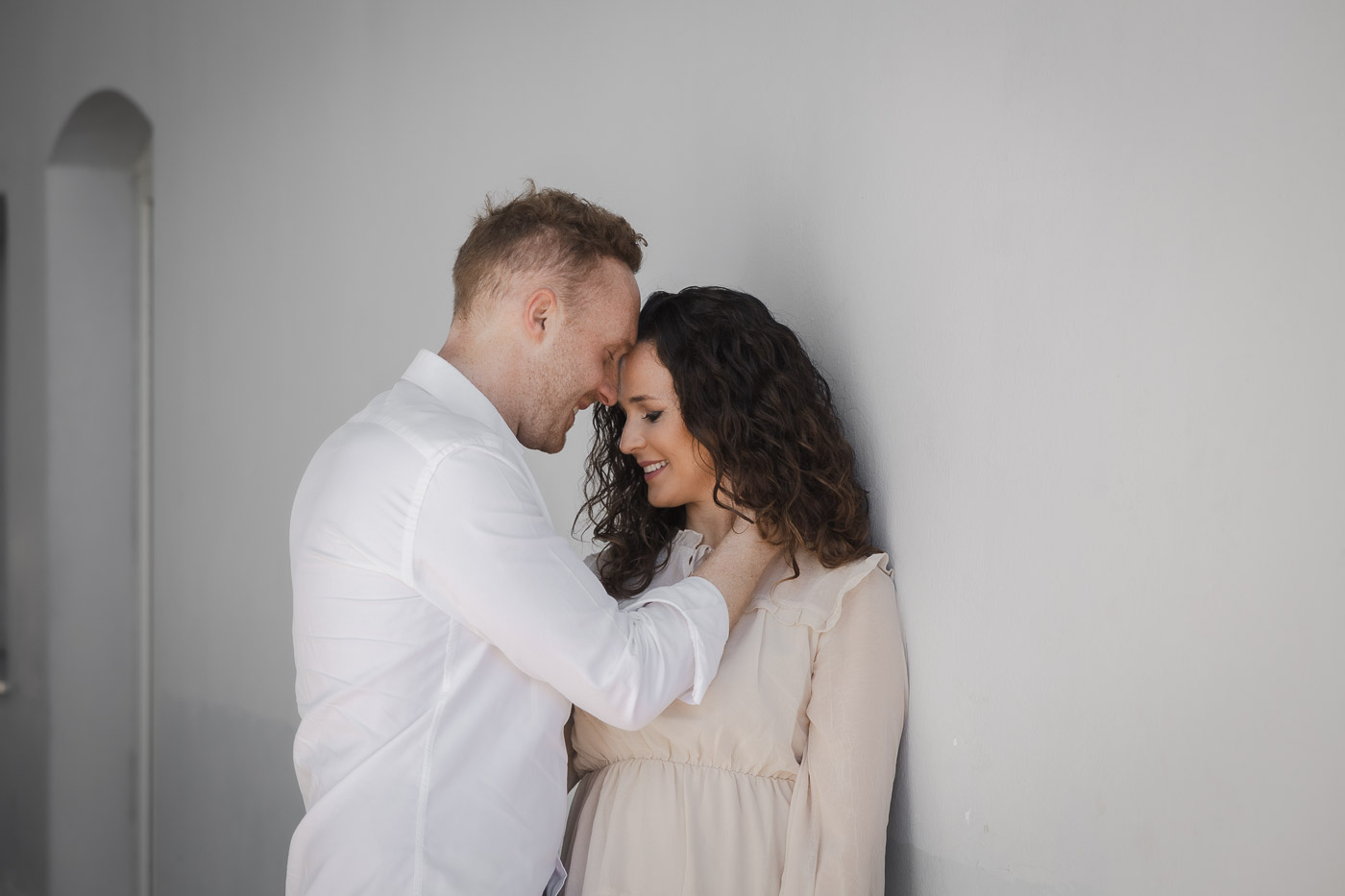 Pareja de novios se abrazan por las calles de Puerto Sherry, Andalucía