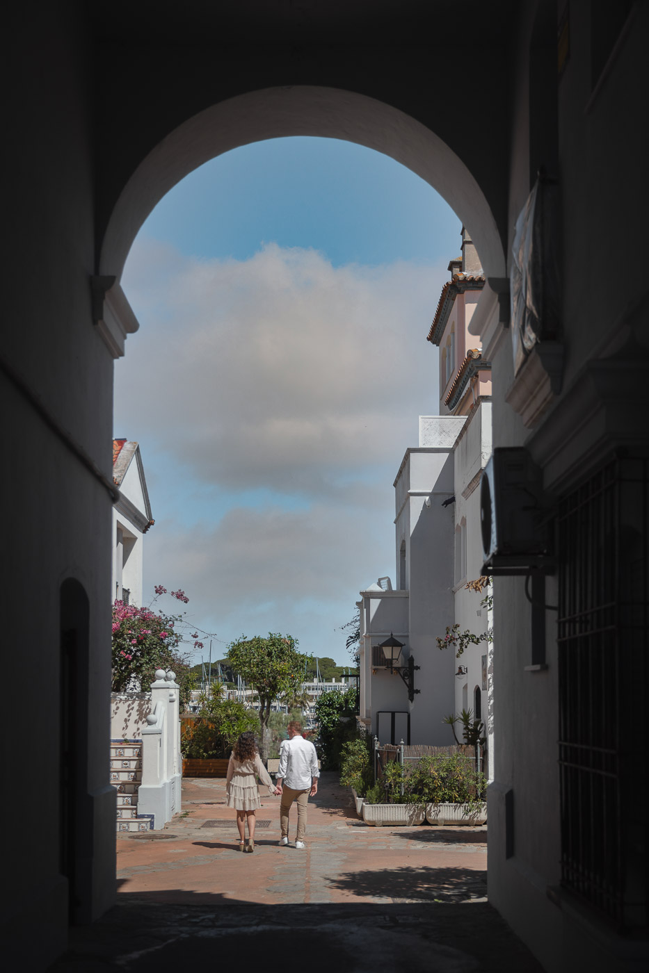 Pareja de novios paseando por las calles de Puerto Sherry, Andalucía