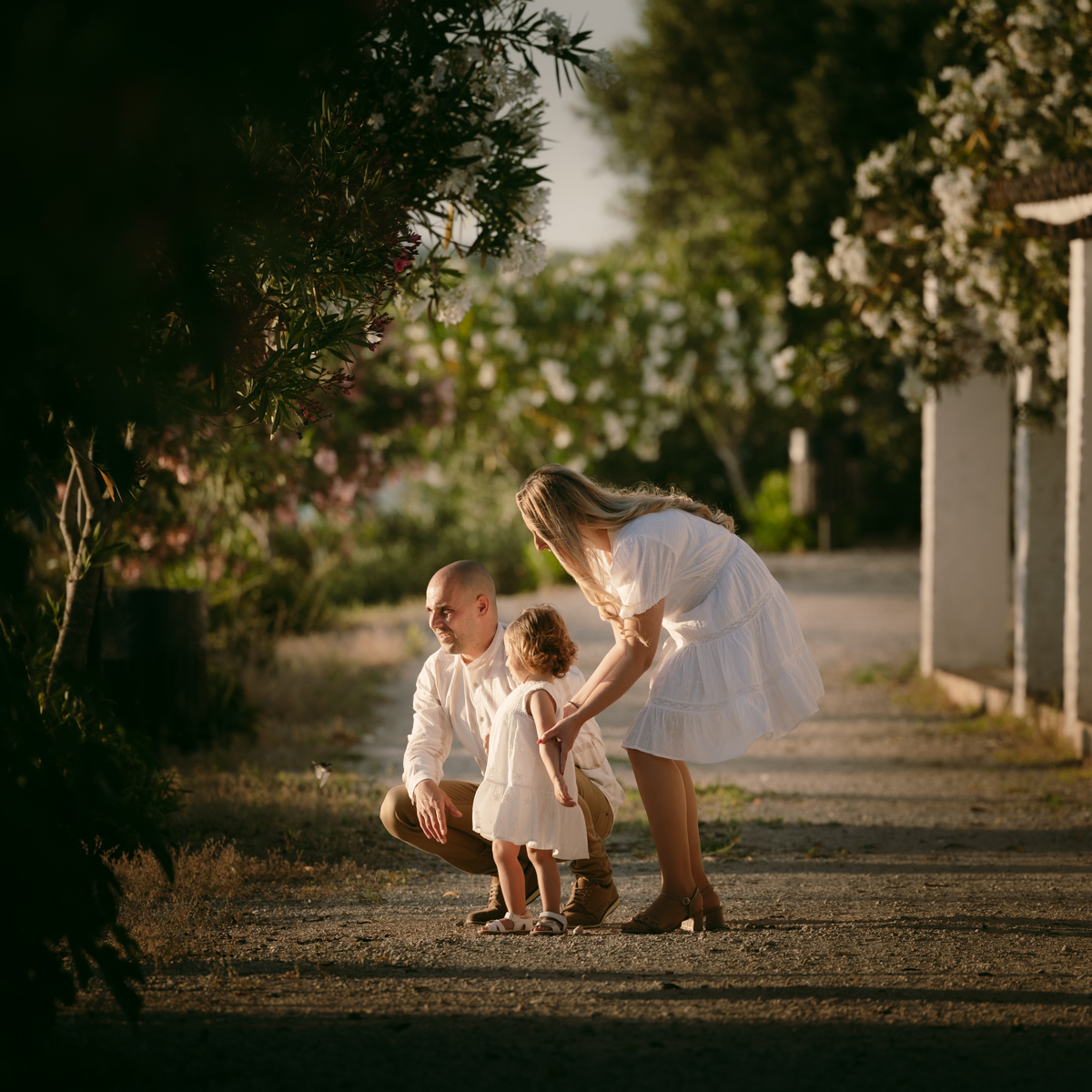 hombre, una mujer y una niña posan en una sesión de fotos en el campo