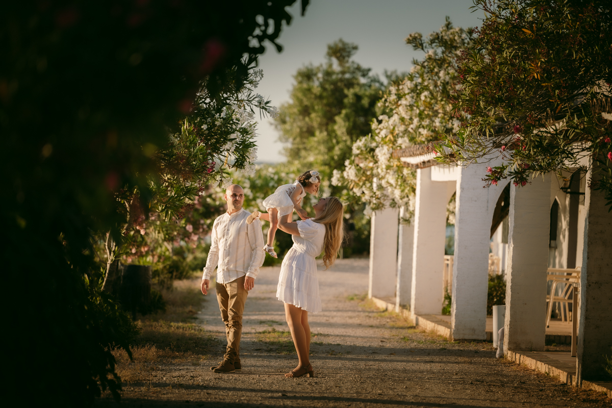 Hombre, una mujer, su hija, paseando por el campo de Arcos de la Frontera