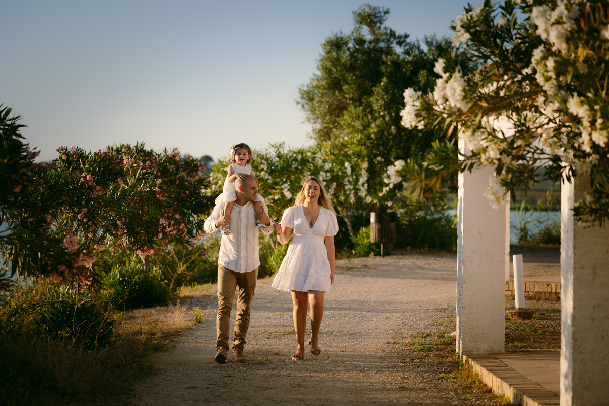 Familia compuesta por hombre, mujer, niña pequeña durante la sesión de fotos en familia
