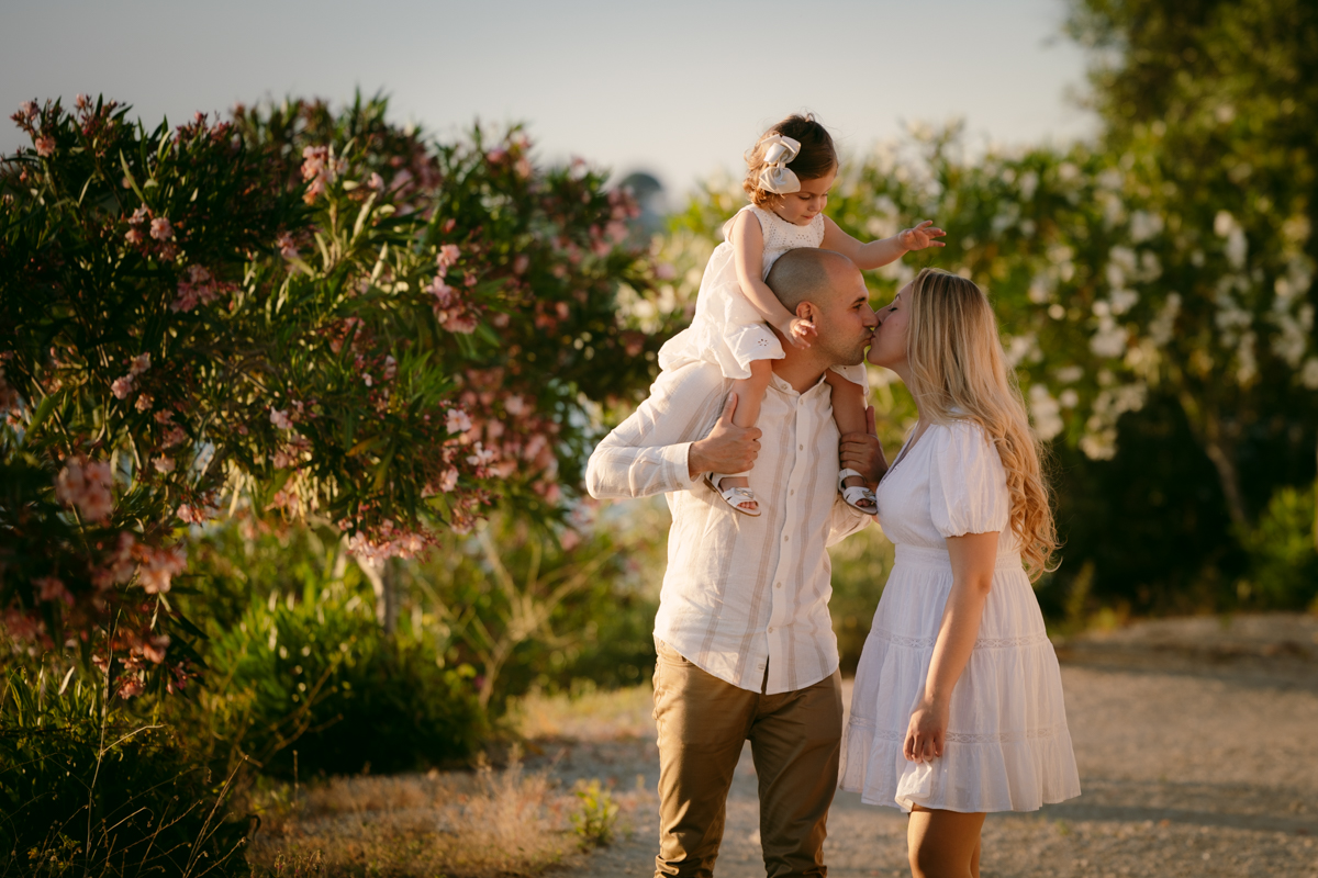 Una mujer, hombre y su hija pequeña durante una sesión de fotos de familia en Arcos