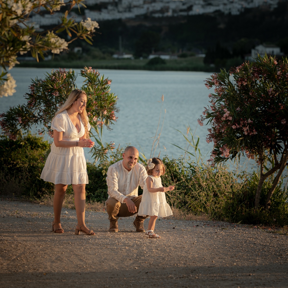 Familia compuesta por hombre, mujer, niña pequeña durante la sesión de fotos en familia