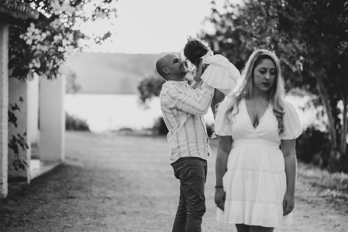 Blanco y negro, Familia compuesta por hombre, mujer, niña pequeña durante la sesión de fotos en familia