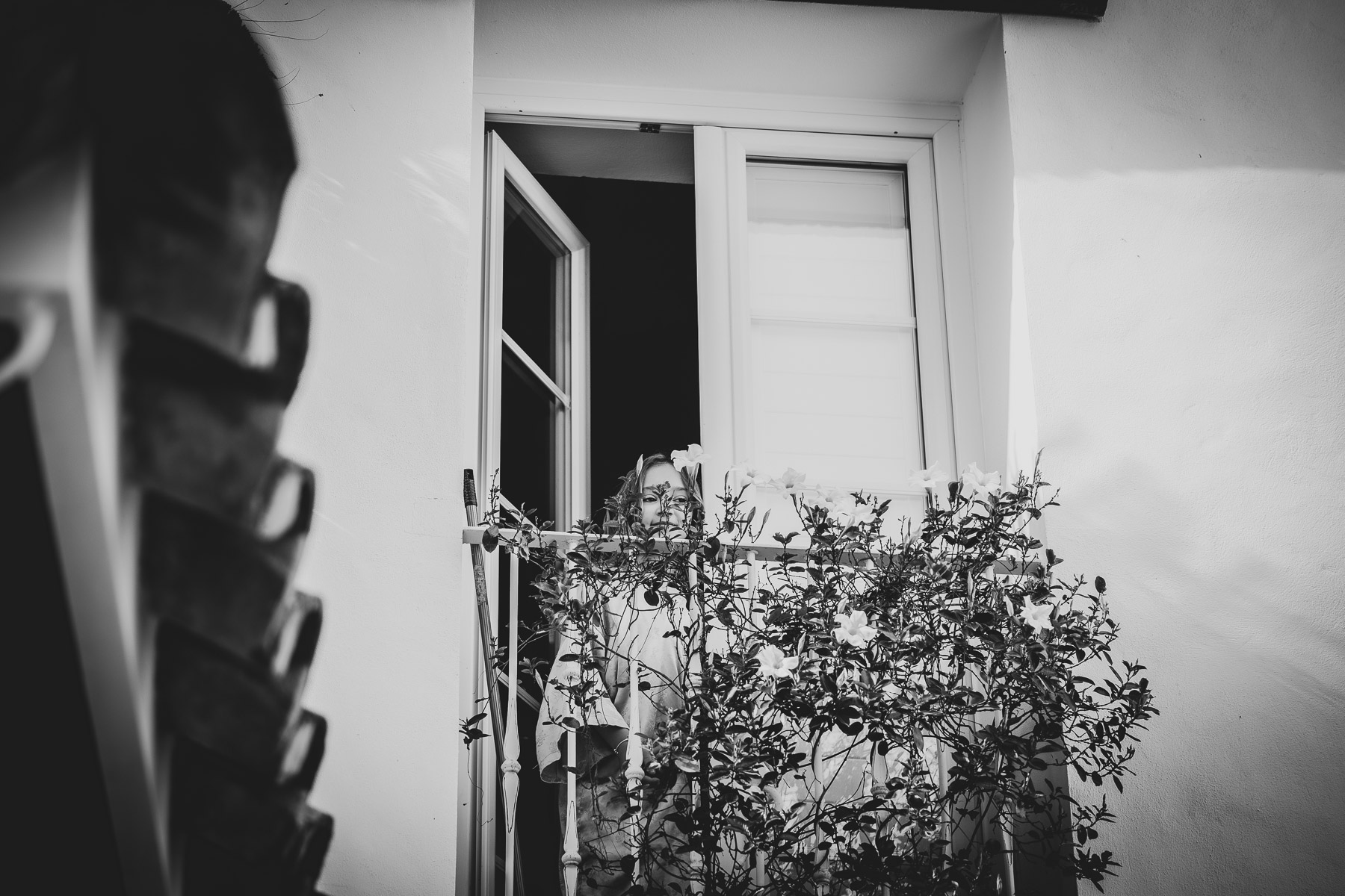 Blanco y negro Preparativos de María Jose para el día de la comunión