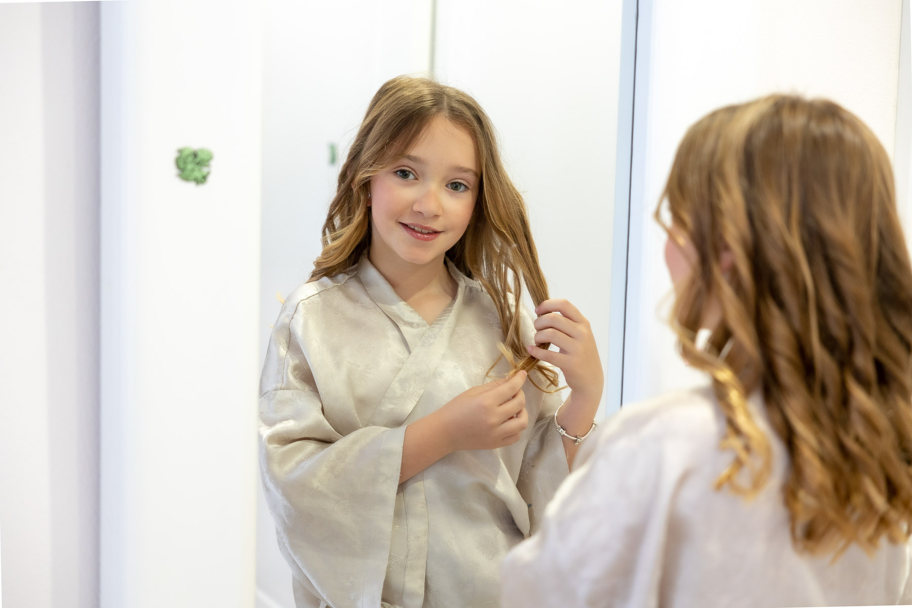 María José preparándose para su Primera Comunión, Ubrique (Cádiz)