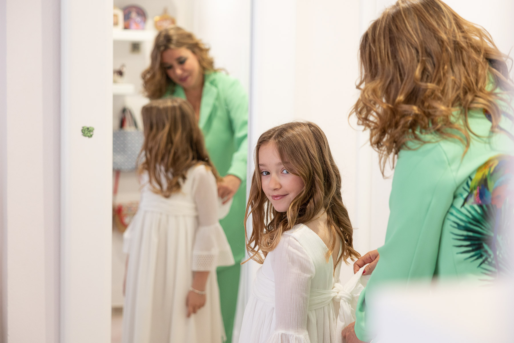 María José preparándose para su Primera Comunión, Ubrique (Cádiz)