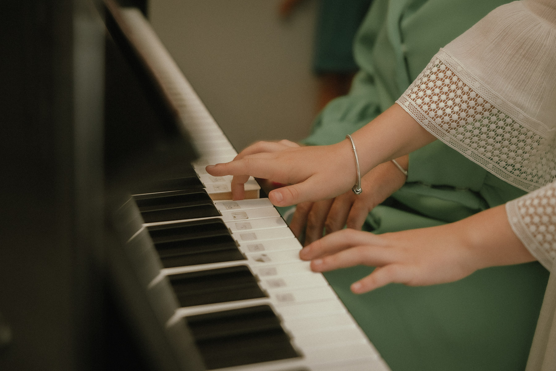 María José preparándose para su Primera Comunión, Ubrique (Cádiz)