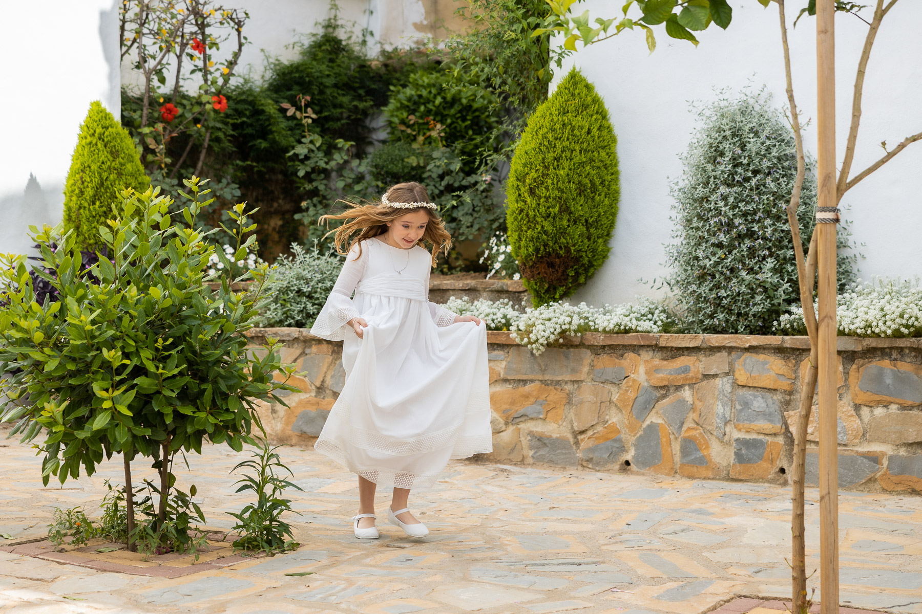 María José corriendo para llegar a la iglesia