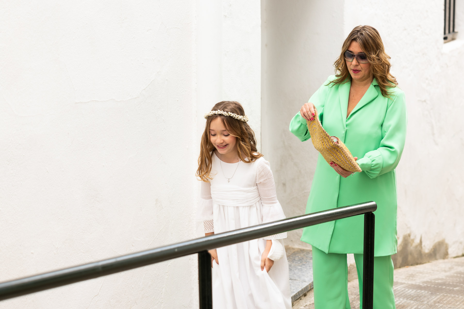 María José con su madre camino de la iglesia