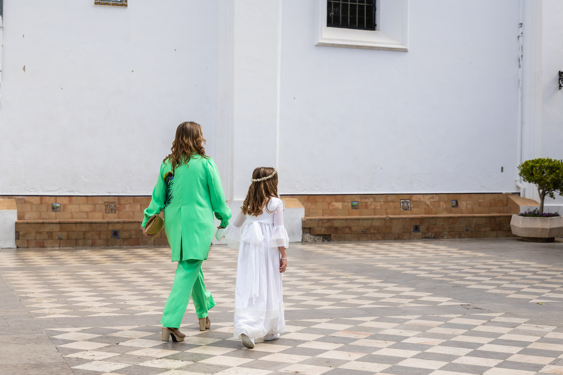 María José con su madre llegando a la iglesia Ntra. Sra. de la O, Ubrqiue