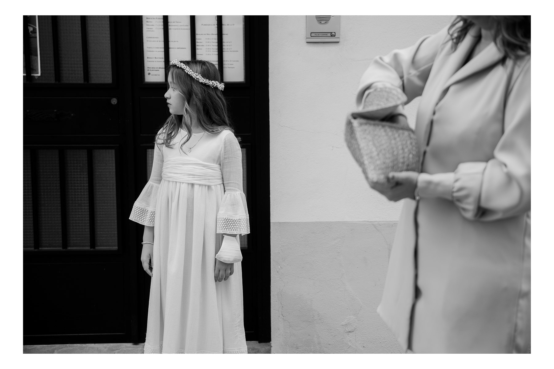 Blanco y negro de María José antes de entrar a la sacristia de la iglesia