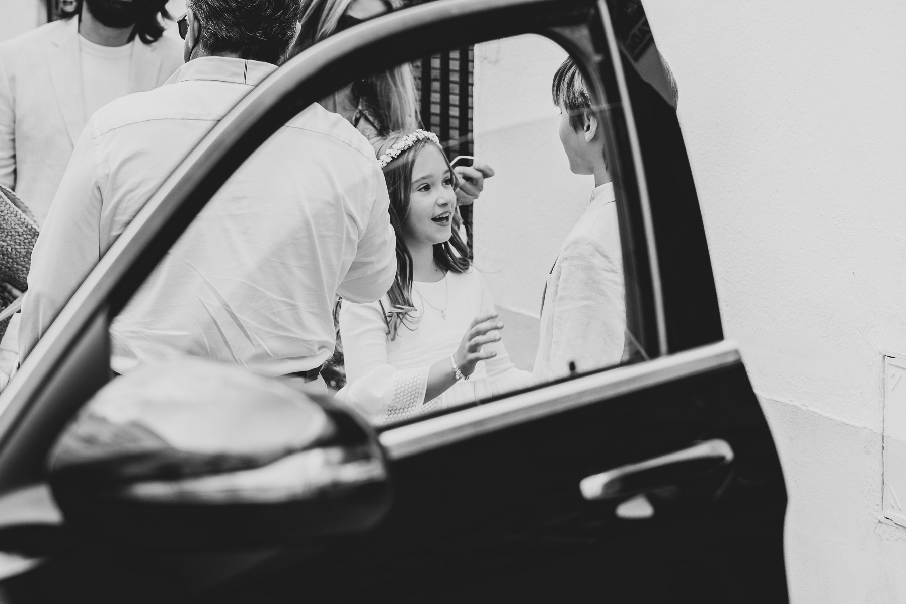 Blanco y negro de María José antes de entrar a la iglesia de Ubrique