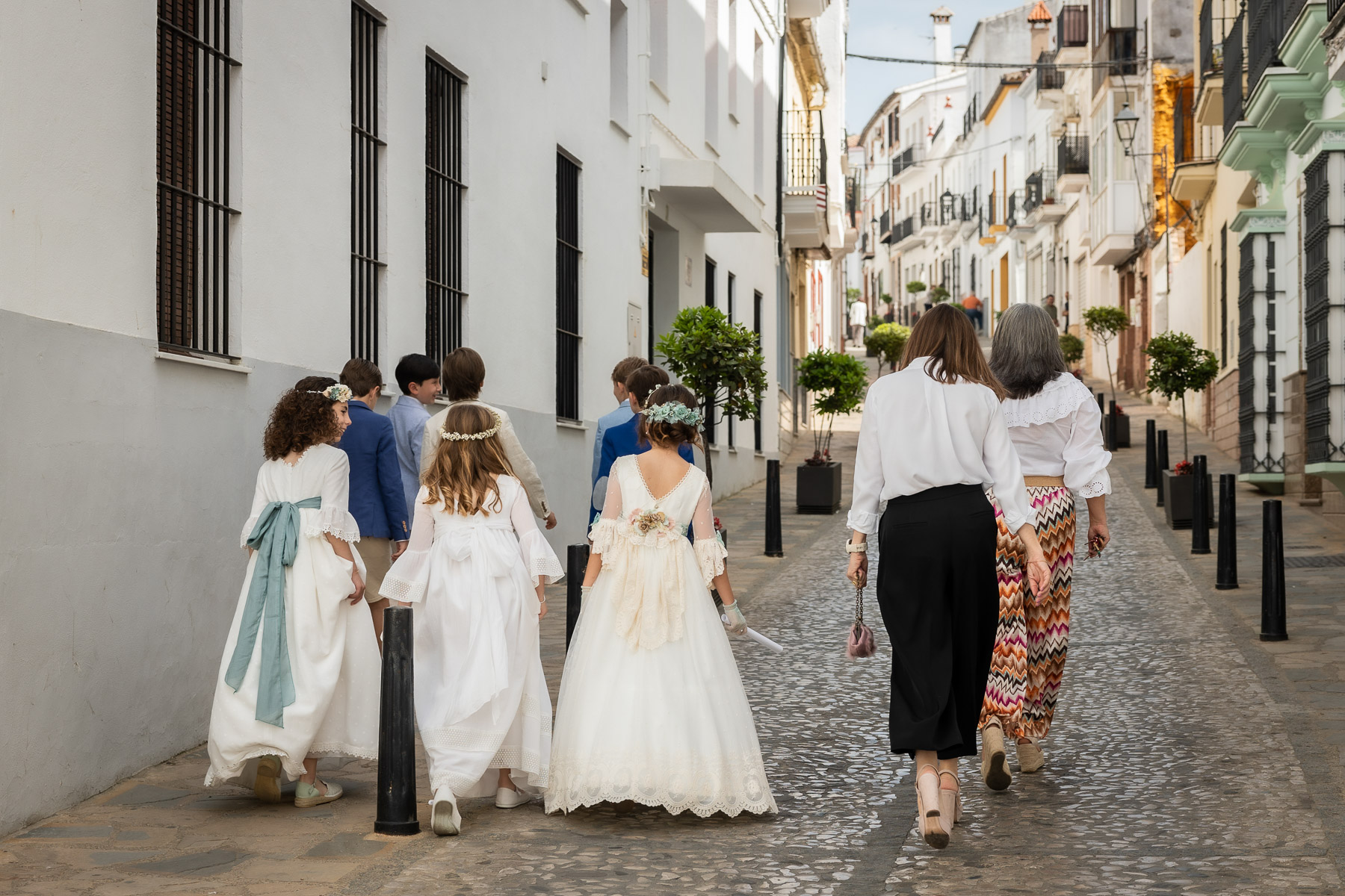 María José caminado con sus compañeros en el día de su comunión.