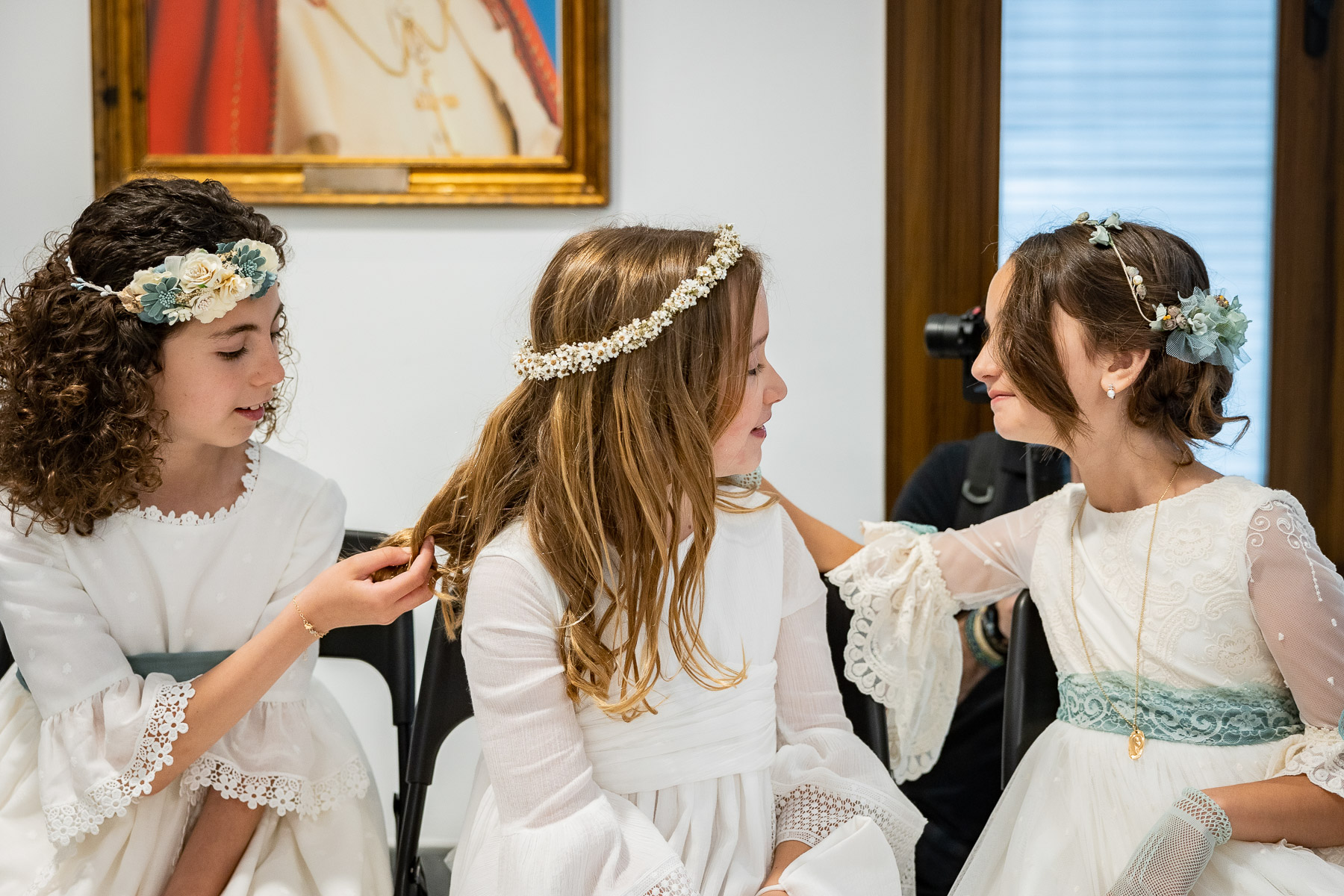 María José en el interior de la sacristia de la Iglesia el día de su comunión