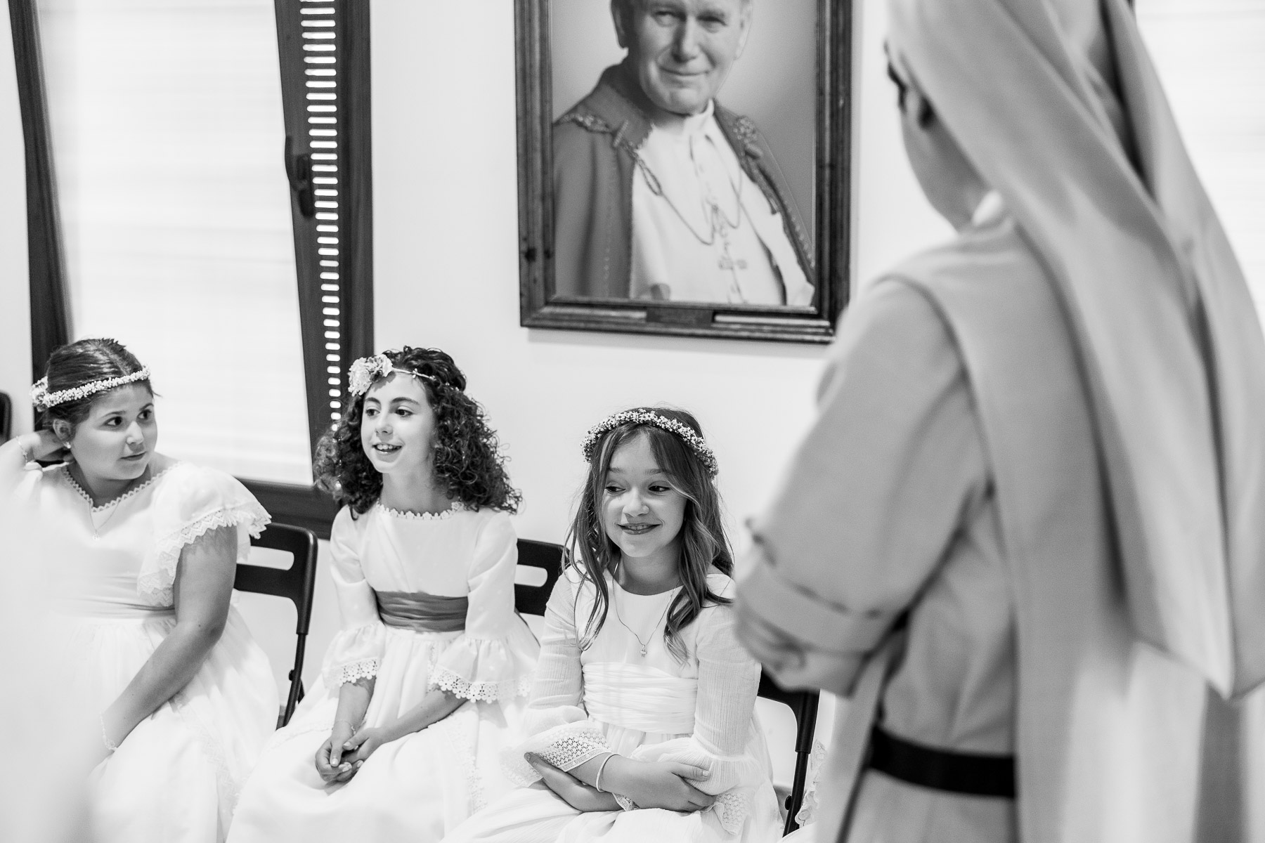 María José en el interior de la sacristia de la Iglesia el día de su comunión