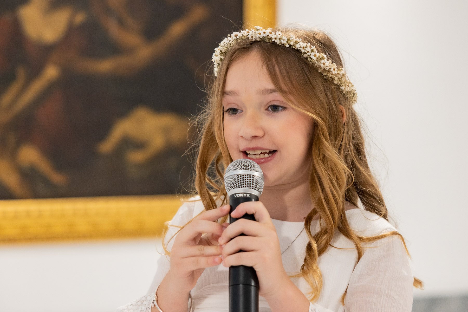 María José hablanmdo en el interior de la sacristia de la Iglesia el día de su comunión