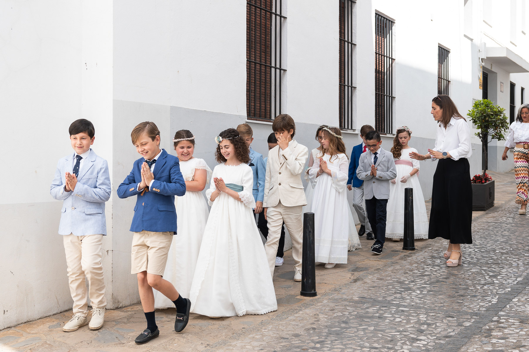 María junto a sus compañeros caminando hacia la igleisa. Su Primera Comunión