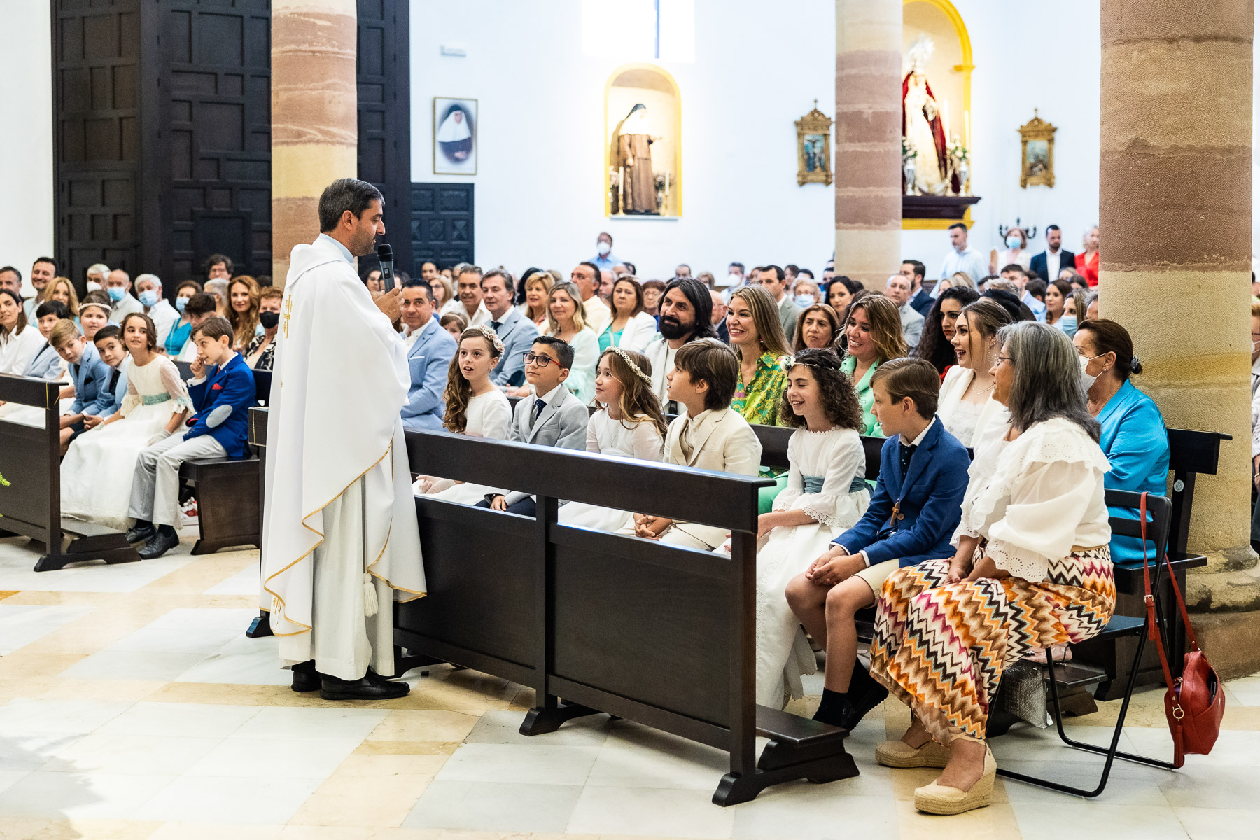 Primera Comunión de María José. Interior de la iglesia de Ubrique (Cádiz)