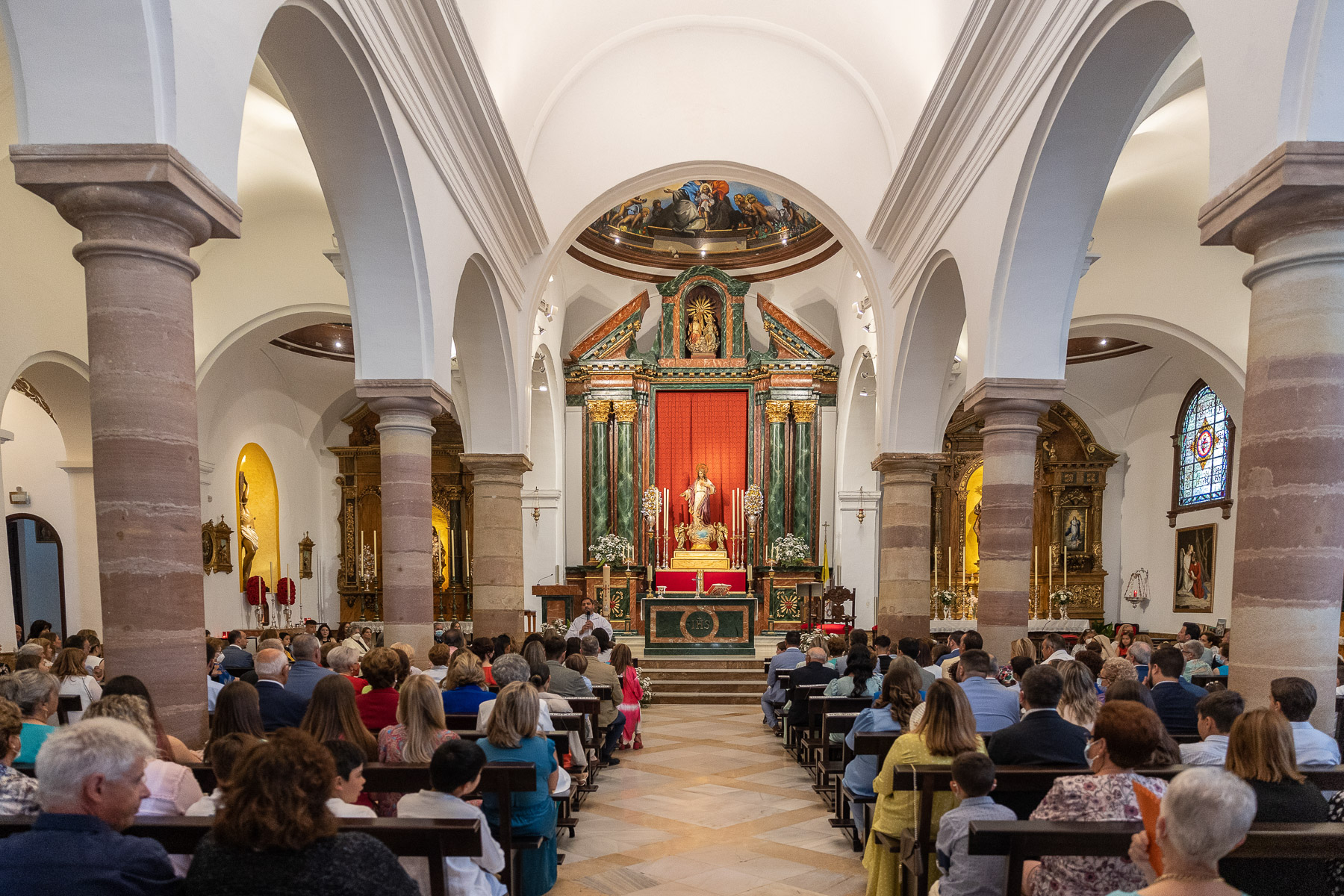 Primera Comunión de María José. Interior de la iglesia de Ubrique (Cádiz)