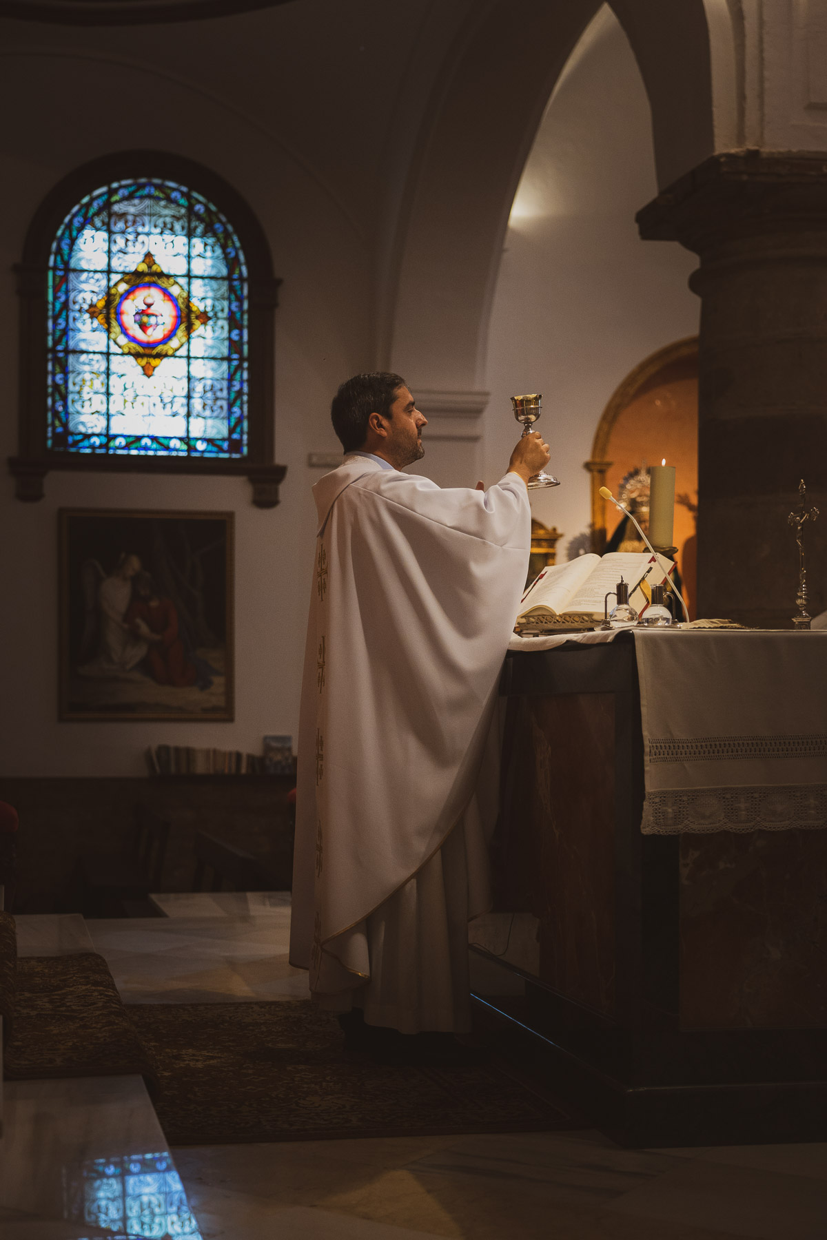 Primera comunión de María José. Parroco de la iglesia de Ubrique, Cádiz