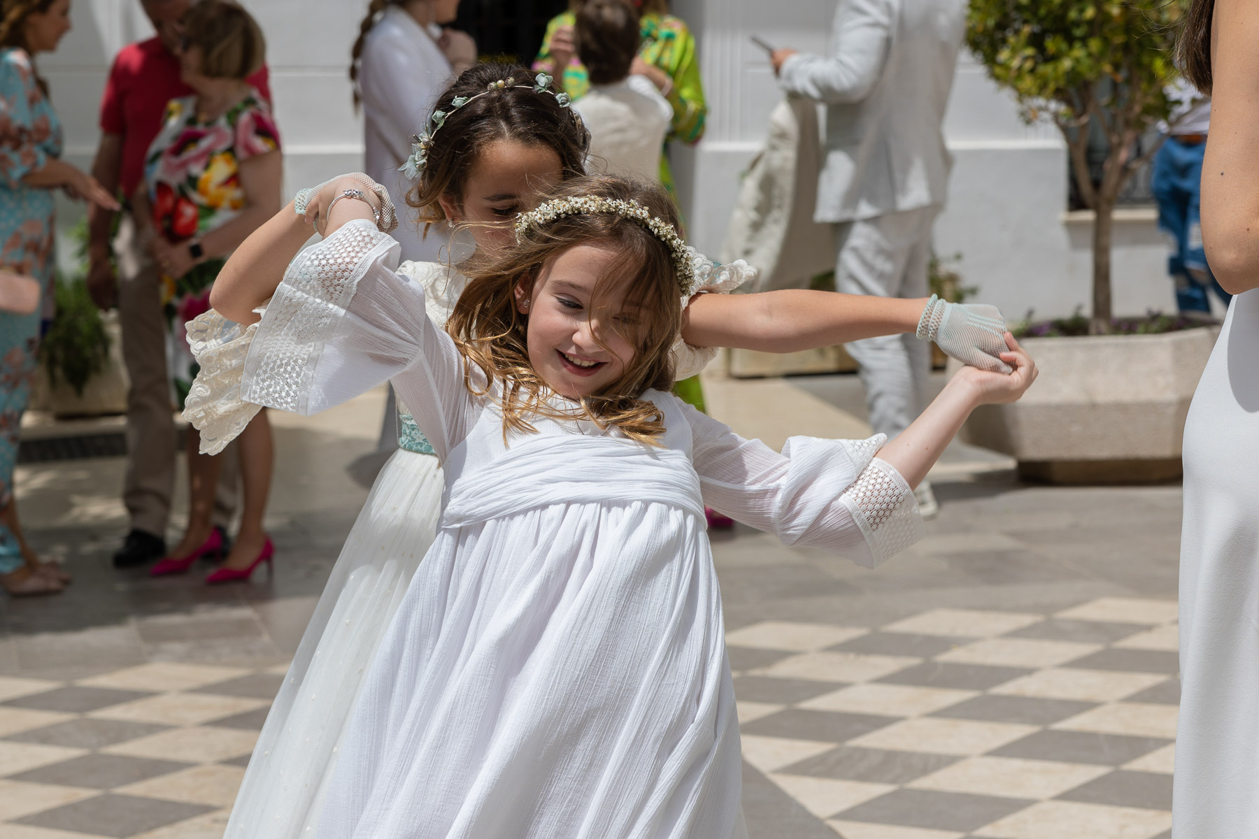 Primera comunion de María José jugando con una amiga